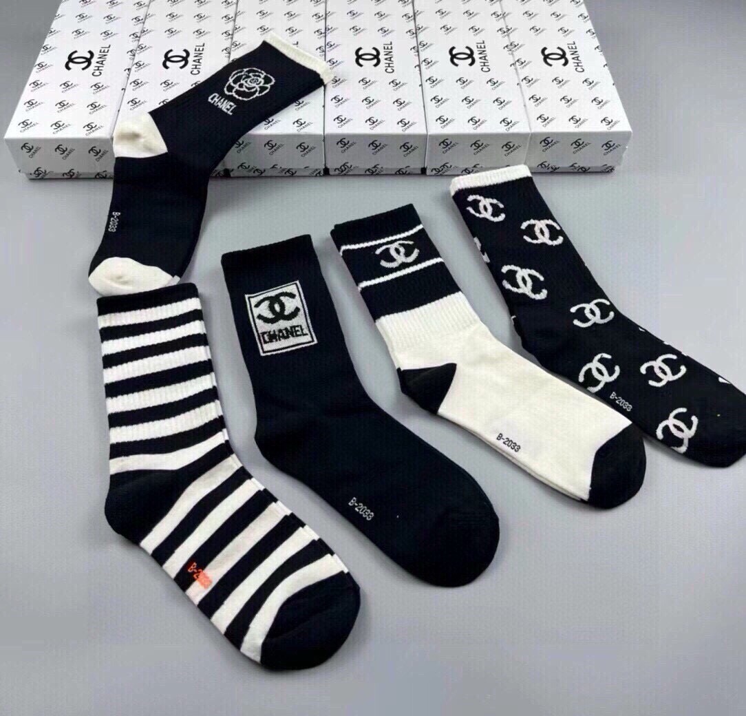 🆕CHANEL · 香奈儿❗️香奶奶家新品女款袜子❗️【一盒五双】纯棉材质，柔软舒适透气，提花经典品牌全称logo，炒鸡
