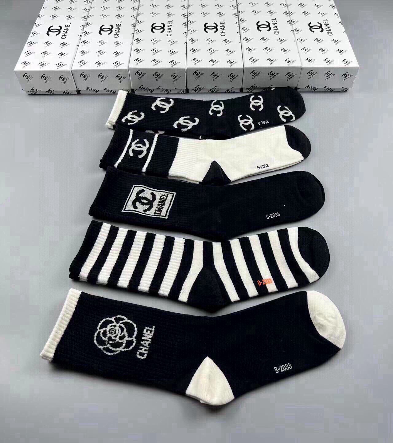 🆕CHANEL · 香奈儿❗️香奶奶家新品女款袜子❗️【一盒五双】纯棉材质，柔软舒适透气，提花经典品牌全称logo，炒鸡