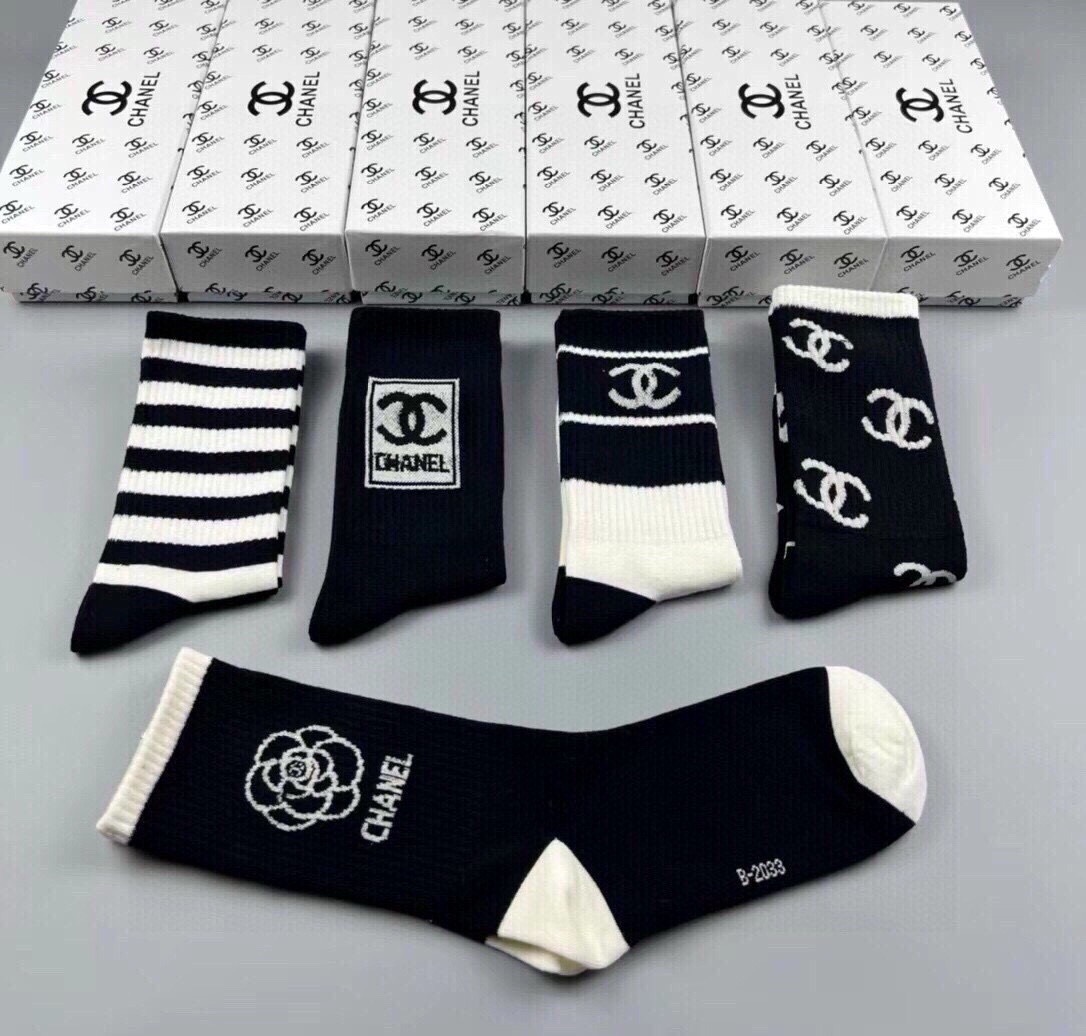 🆕CHANEL · 香奈儿❗️香奶奶家新品女款袜子❗️【一盒五双】纯棉材质，柔软舒适透气，提花经典品牌全称logo，炒鸡
