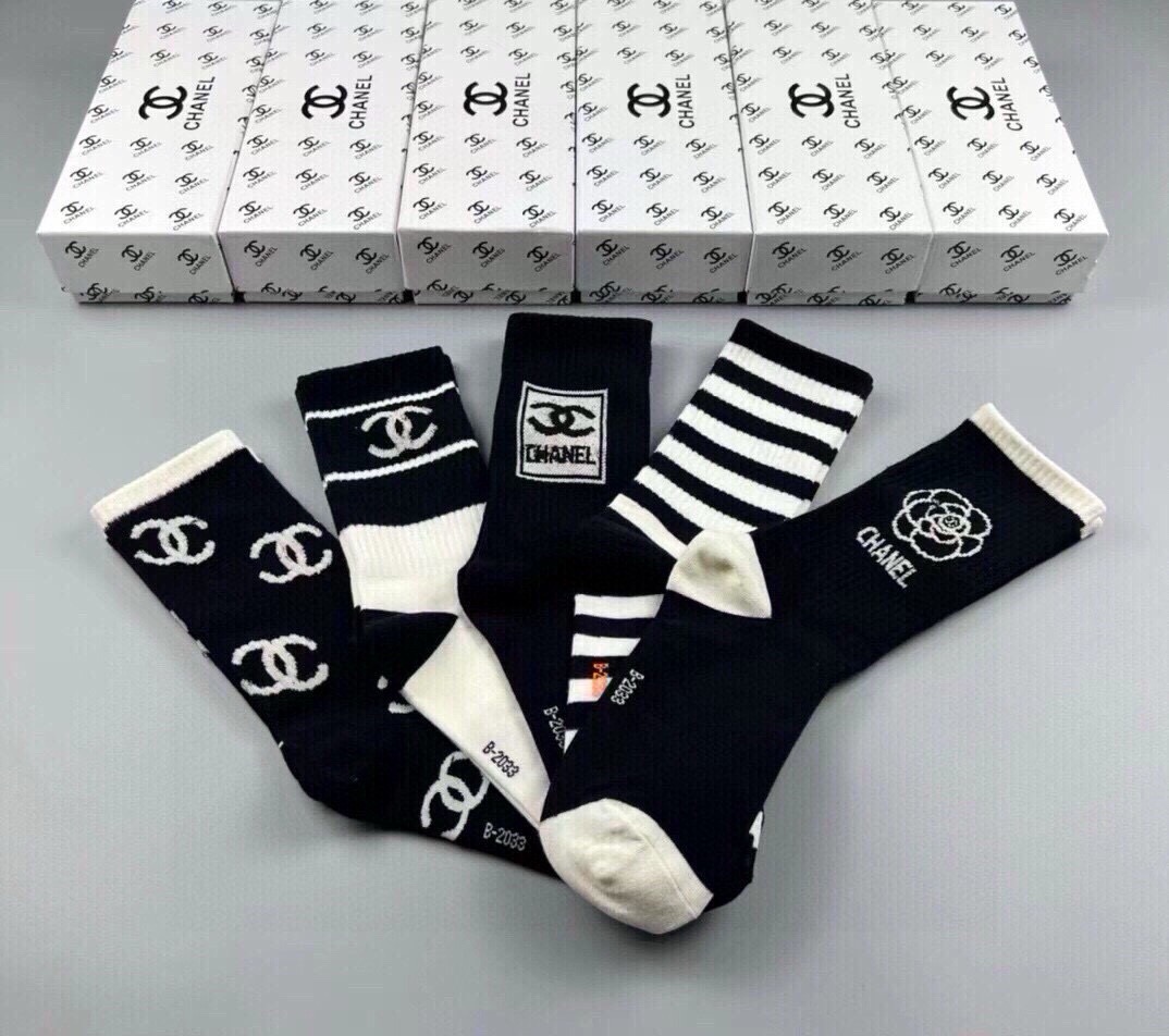 🆕CHANEL · 香奈儿❗️香奶奶家新品女款袜子❗️【一盒五双】纯棉材质，柔软舒适透气，提花经典品牌全称logo，炒鸡