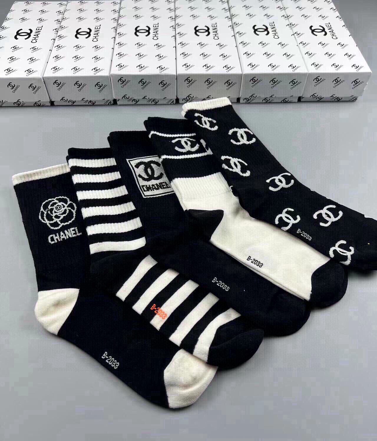 🆕CHANEL · 香奈儿❗️香奶奶家新品女款袜子❗️【一盒五双】纯棉材质，柔软舒适透气，提花经典品牌全称logo，炒鸡