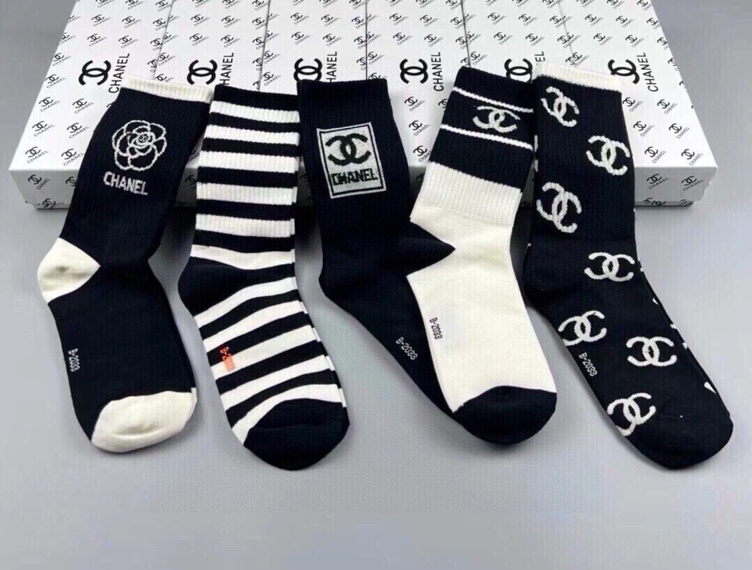 🆕CHANEL · 香奈儿❗️香奶奶家新品女款袜子❗️【一盒五双】纯棉材质，柔软舒适透气，提花经典品牌全称logo，炒鸡