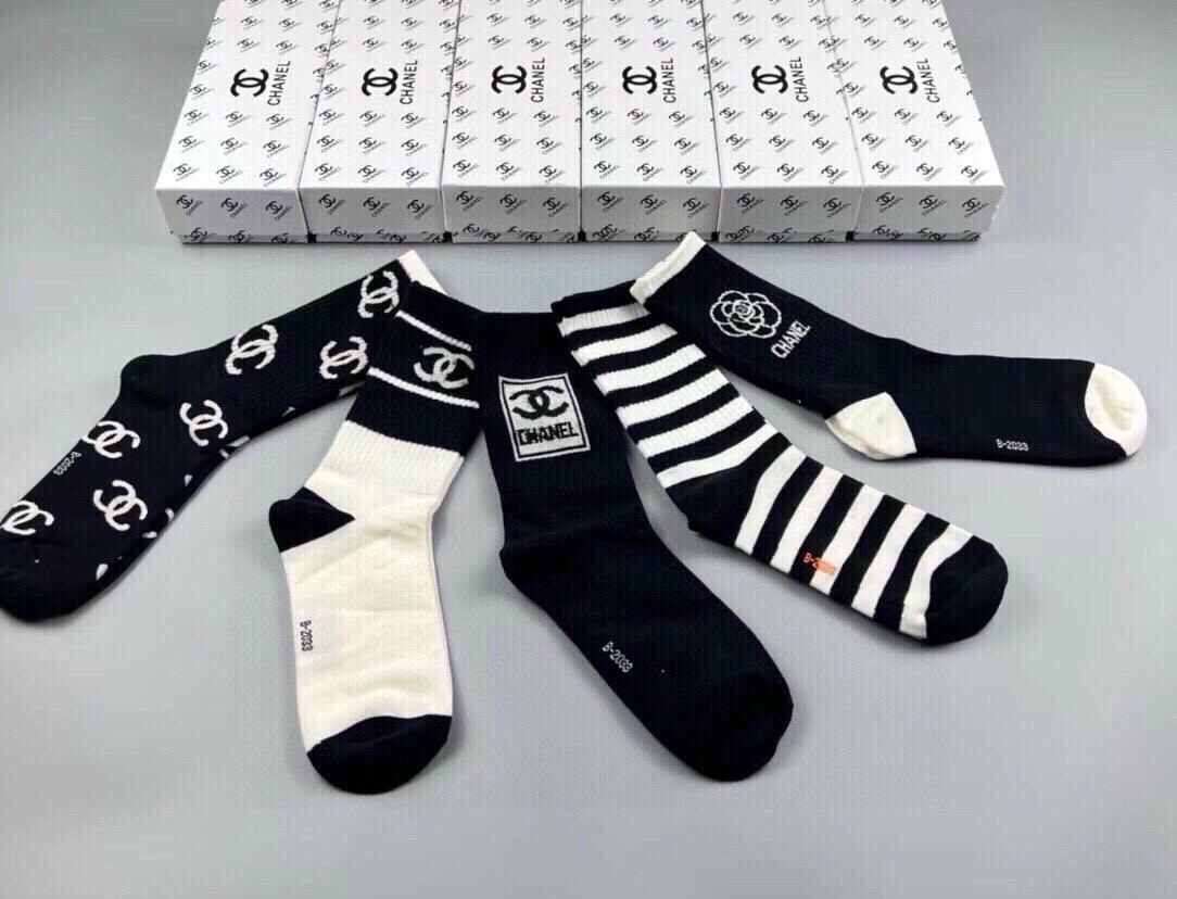 🆕CHANEL · 香奈儿❗️香奶奶家新品女款袜子❗️【一盒五双】纯棉材质，柔软舒适透气，提花经典品牌全称logo，炒鸡