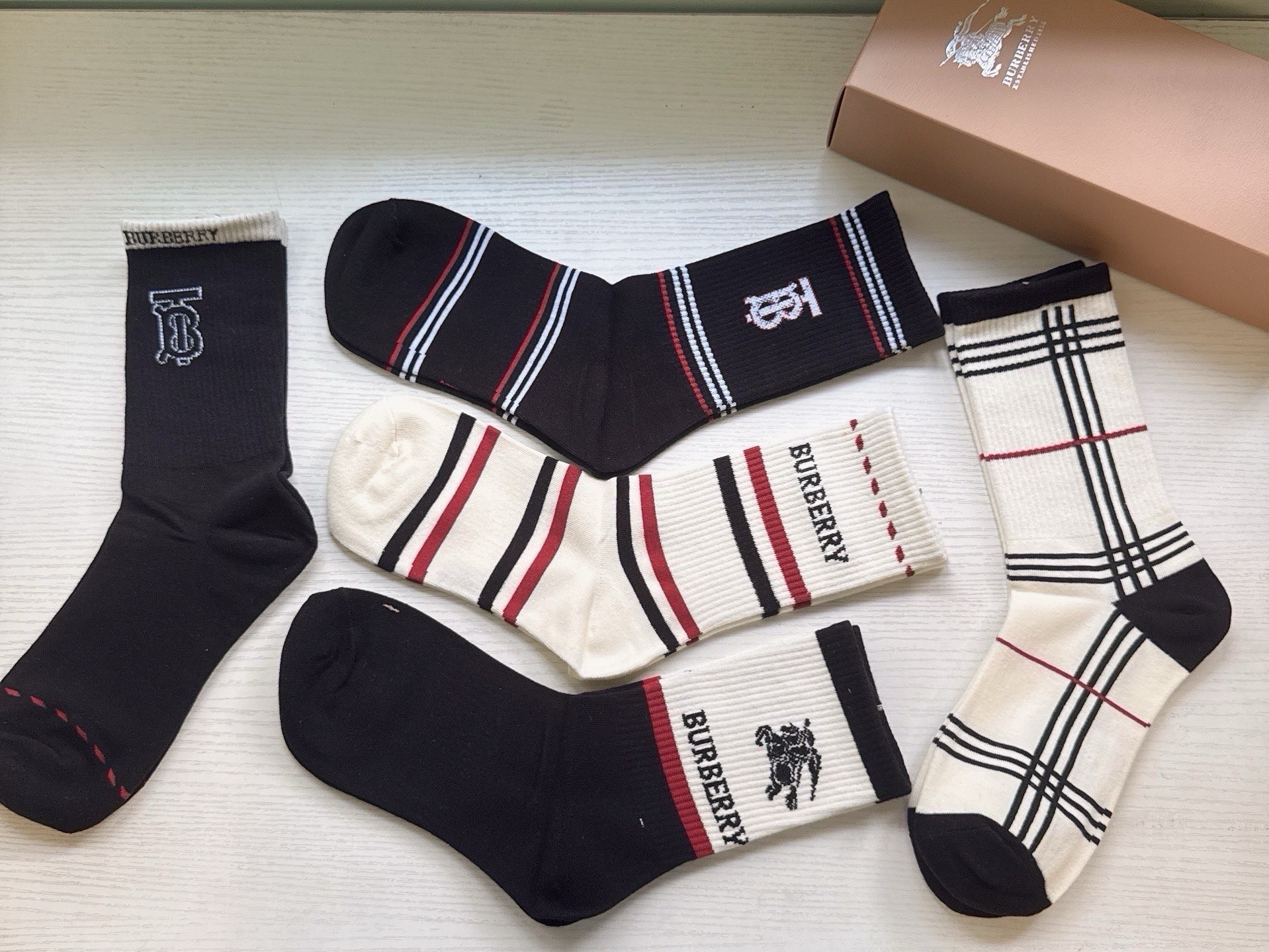 🆕Burberry · 巴宝莉❗️大B家新品女款长筒袜子❗️【一盒五双】格子设计搭配战马🐎logo，简单大气，实物超漂亮