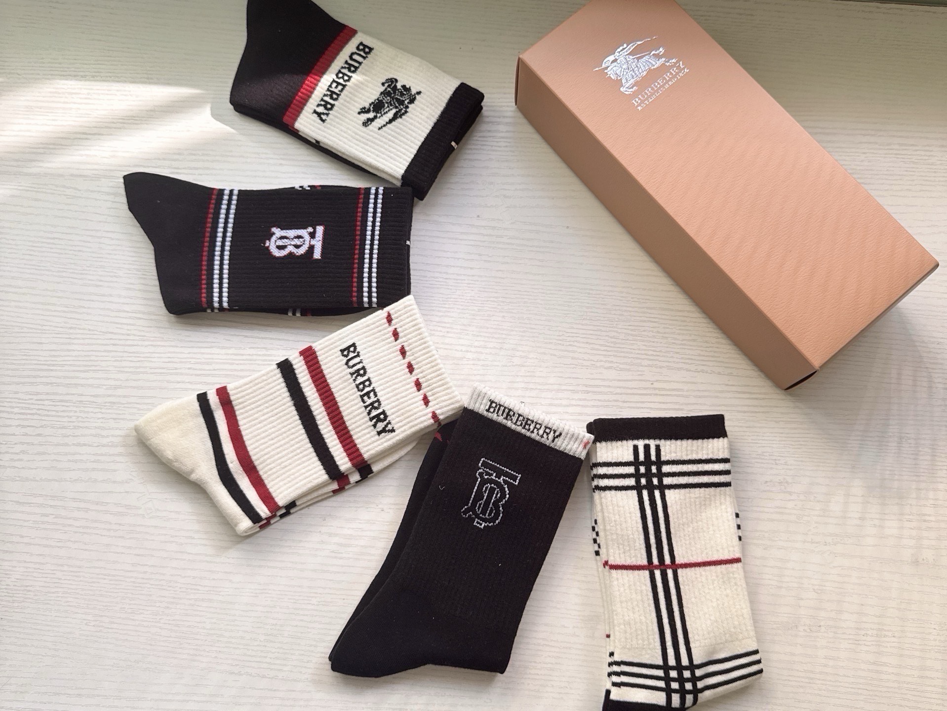 🆕Burberry · 巴宝莉❗️大B家新品女款长筒袜子❗️【一盒五双】格子设计搭配战马🐎logo，简单大气，实物超漂亮