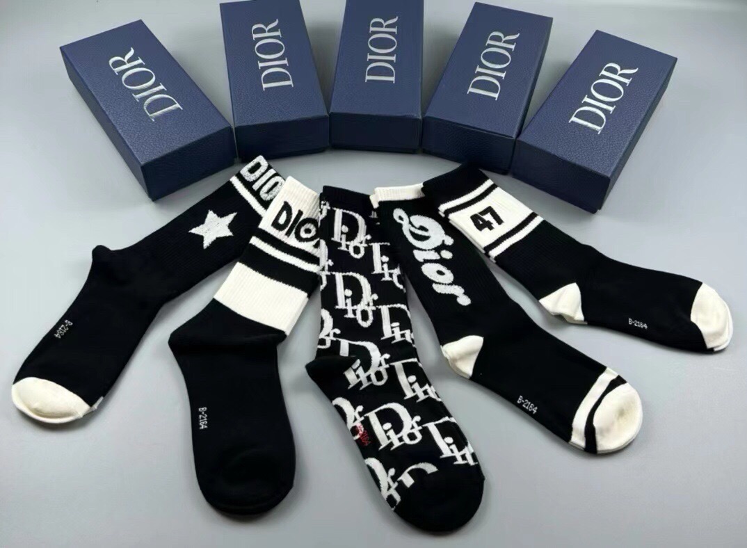 🆕Dior · 迪奥❗️D家新品女款中筒袜子❗️【一盒五双】纯棉材质，上脚柔软舒适，满满的老花经典logo，炒鸡nice