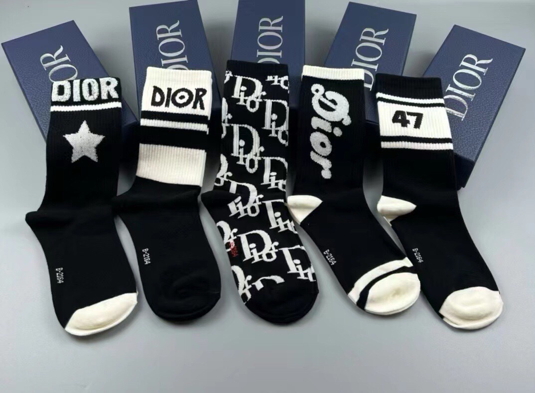 🆕Dior · 迪奥❗️D家新品女款中筒袜子❗️【一盒五双】纯棉材质，上脚柔软舒适，满满的老花经典logo，炒鸡nice
