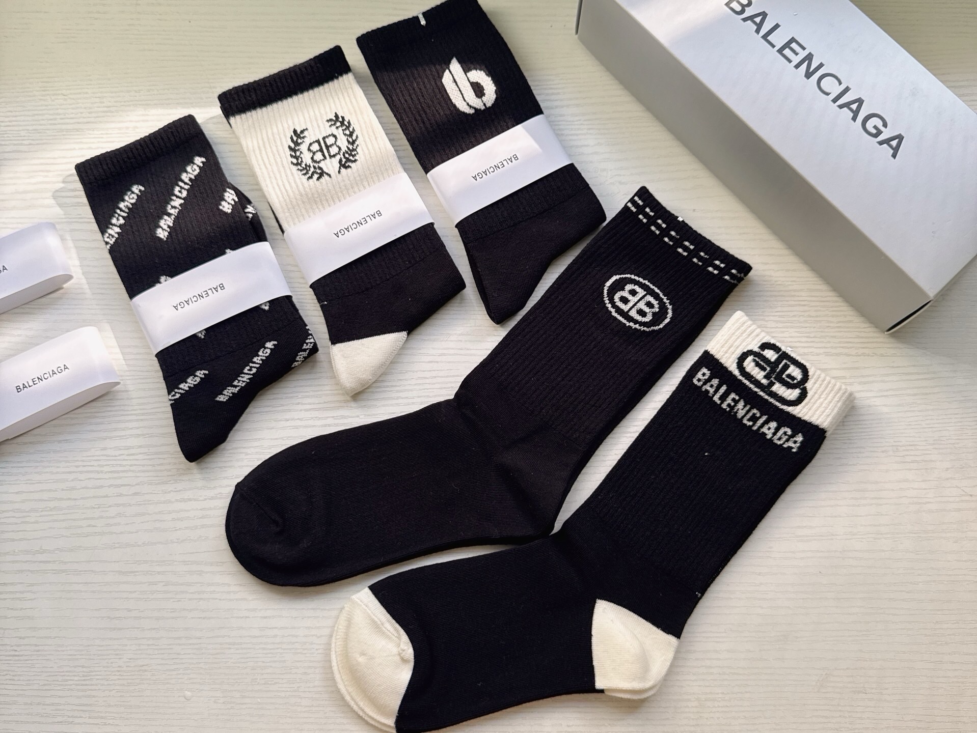 🆕BALENCIAGA · 巴黎世家❗️大巴黎新品女款长筒袜子❗️【一盒五双】纯棉材质织造，上脚柔软舒适，精挑细选的颜色