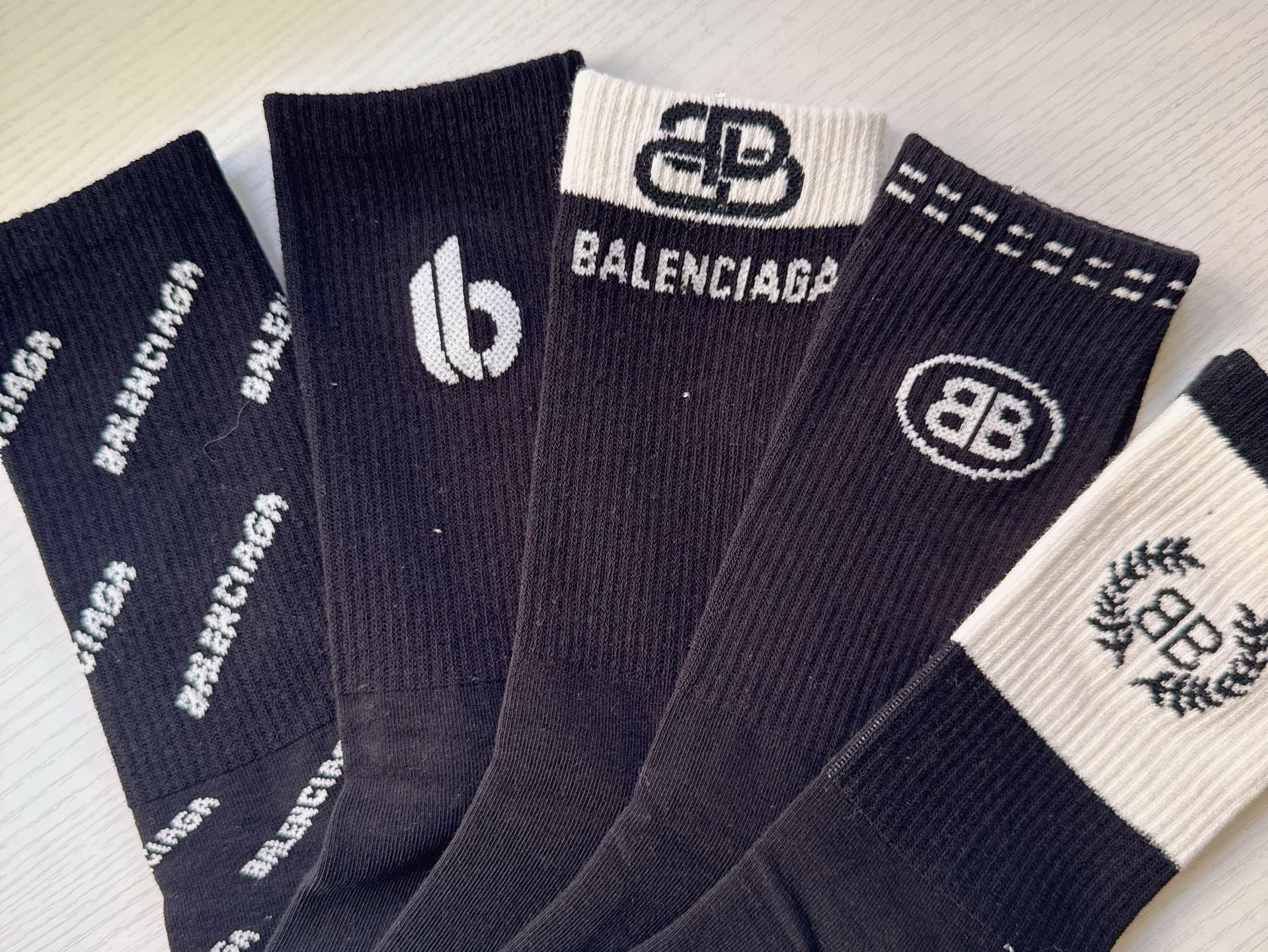 🆕BALENCIAGA · 巴黎世家❗️大巴黎新品女款长筒袜子❗️【一盒五双】纯棉材质织造，上脚柔软舒适，精挑细选的颜色