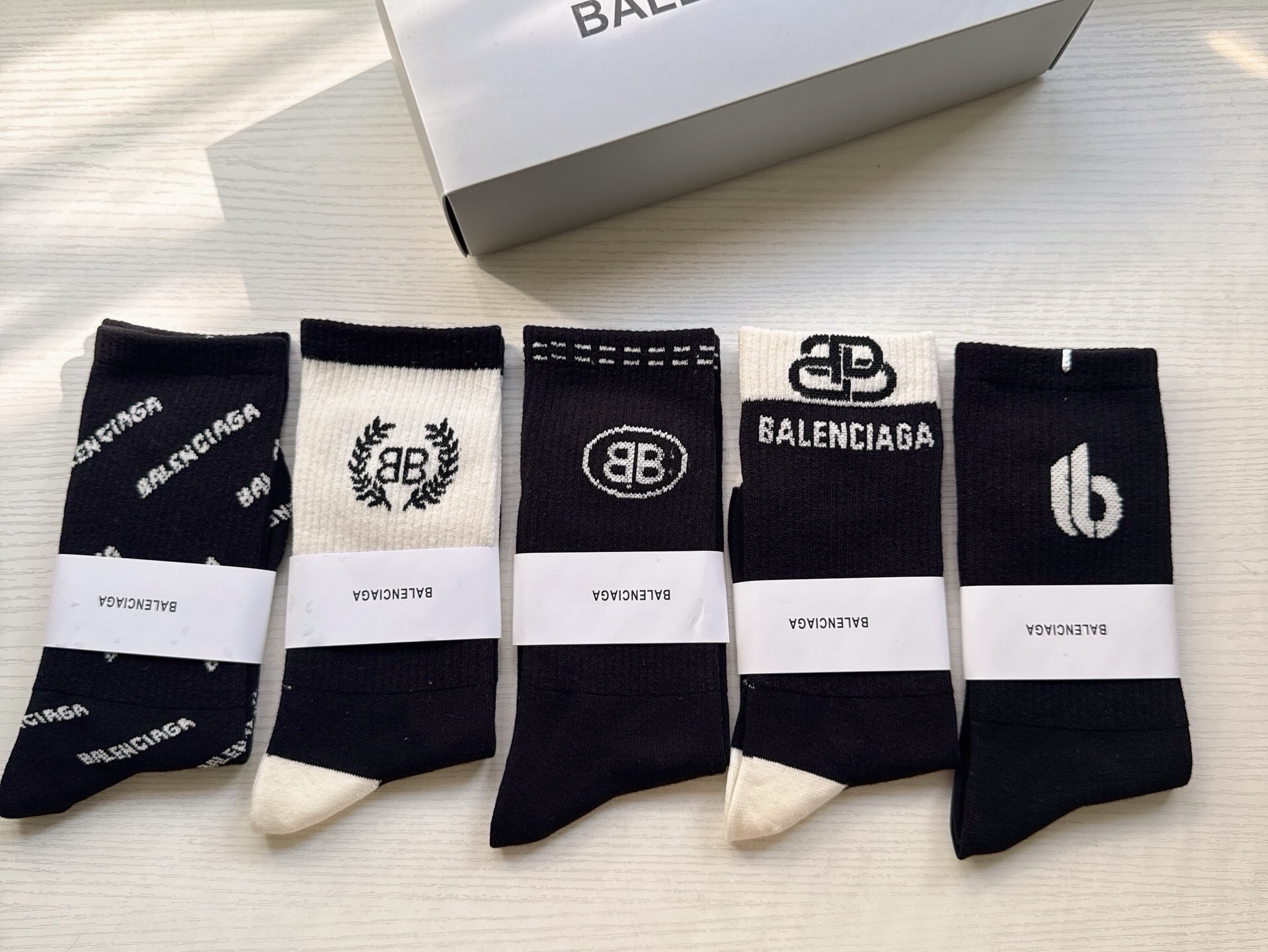 🆕BALENCIAGA · 巴黎世家❗️大巴黎新品女款长筒袜子❗️【一盒五双】纯棉材质织造，上脚柔软舒适，精挑细选的颜色