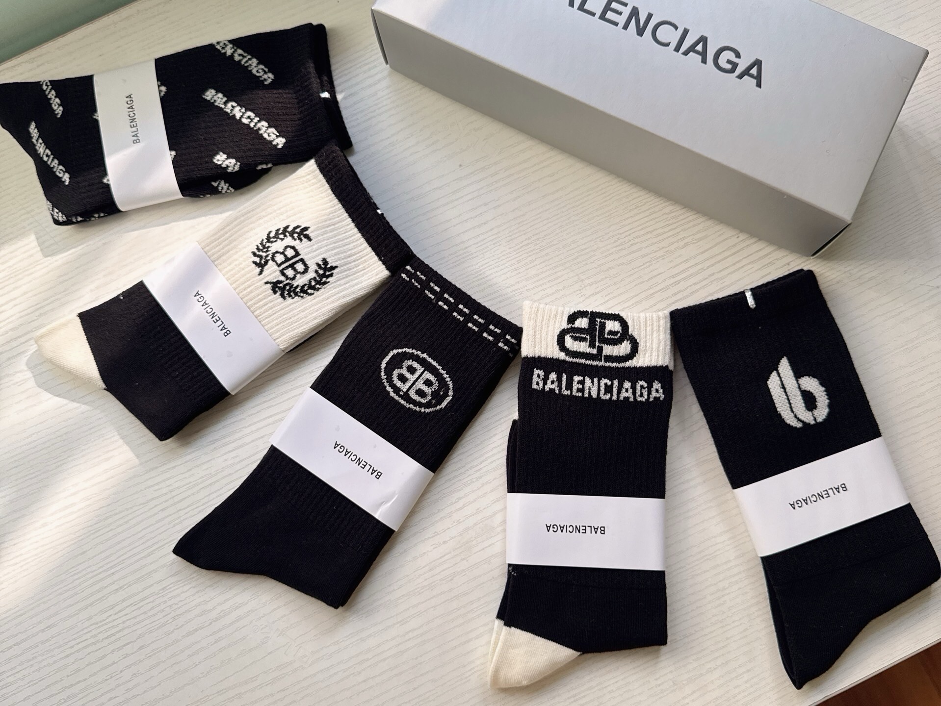 🆕BALENCIAGA · 巴黎世家❗️大巴黎新品女款长筒袜子❗️【一盒五双】纯棉材质织造，上脚柔软舒适，精挑细选的颜色