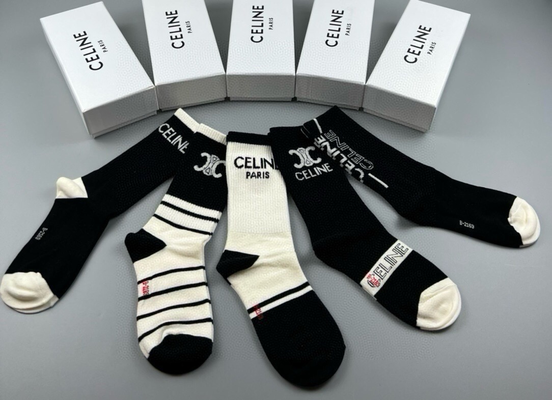 🆕Celine · 赛琳❗️CE家新品女款中筒袜子❗️【一盒五双】纯棉材质，柔软舒适透气，提花经典CE标志，大牌出街，潮