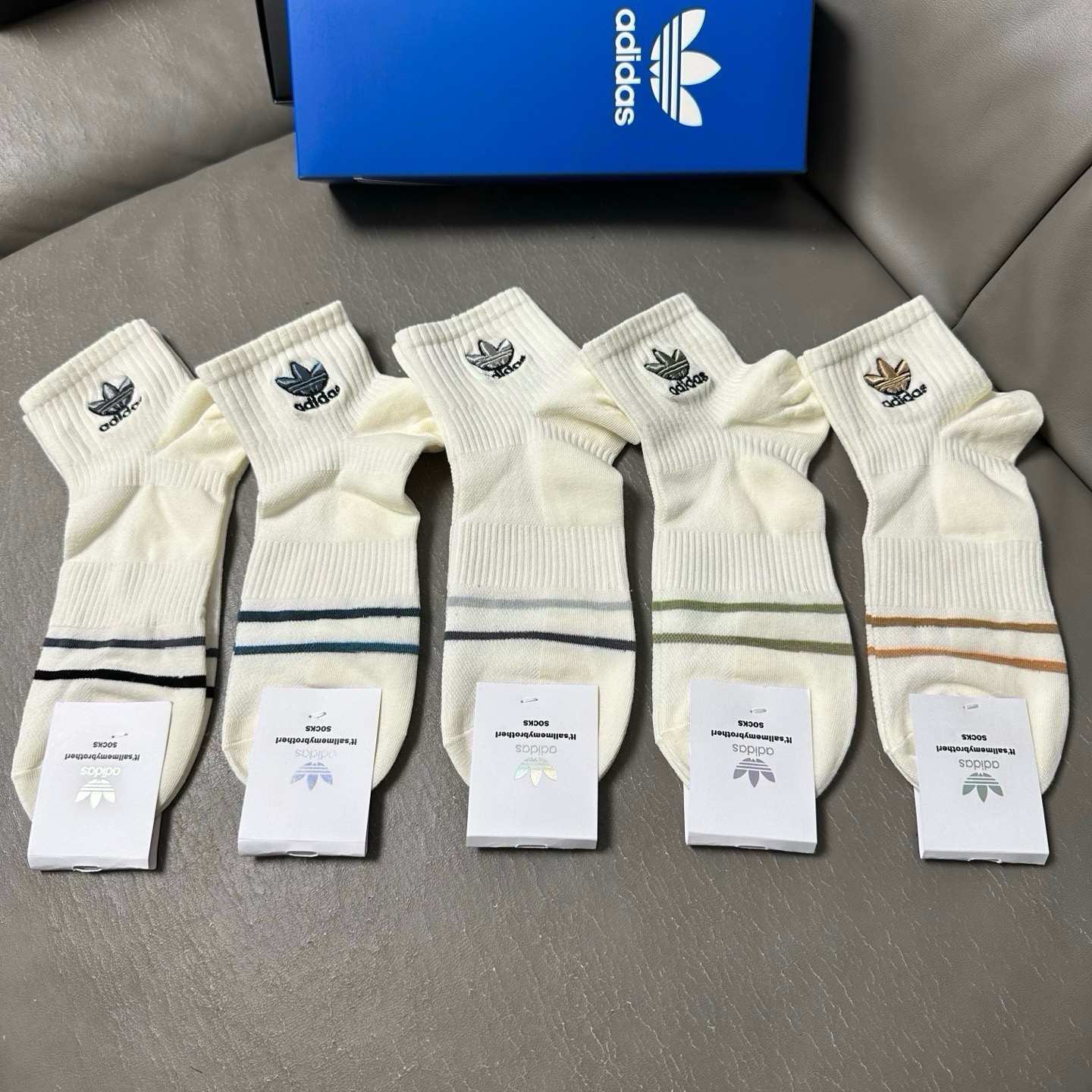 🆕Adidas · 阿迪达斯❗️三叶草新品中筒袜子☘️彩绣经典标志❗️ins今年超火爆元素单品❗️精梳棉材质，非常柔软舒