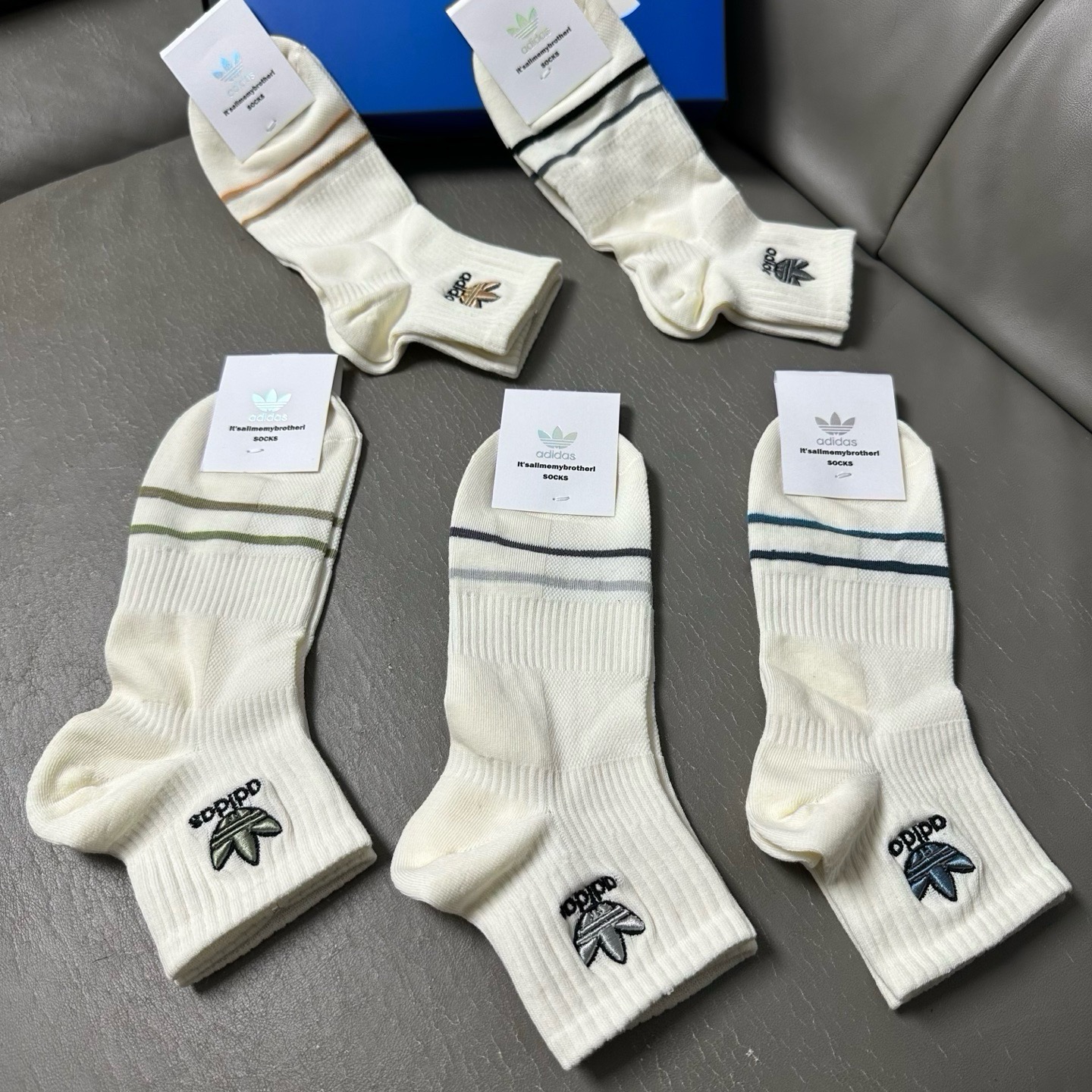 🆕Adidas · 阿迪达斯❗️三叶草新品中筒袜子☘️彩绣经典标志❗️ins今年超火爆元素单品❗️精梳棉材质，非常柔软舒