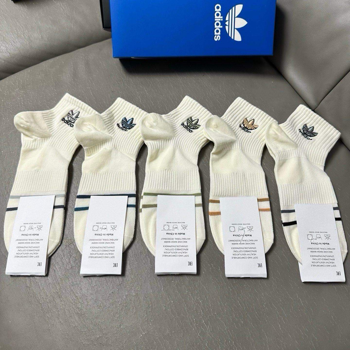 🆕Adidas · 阿迪达斯❗️三叶草新品中筒袜子☘️彩绣经典标志❗️ins今年超火爆元素单品❗️精梳棉材质，非常柔软舒