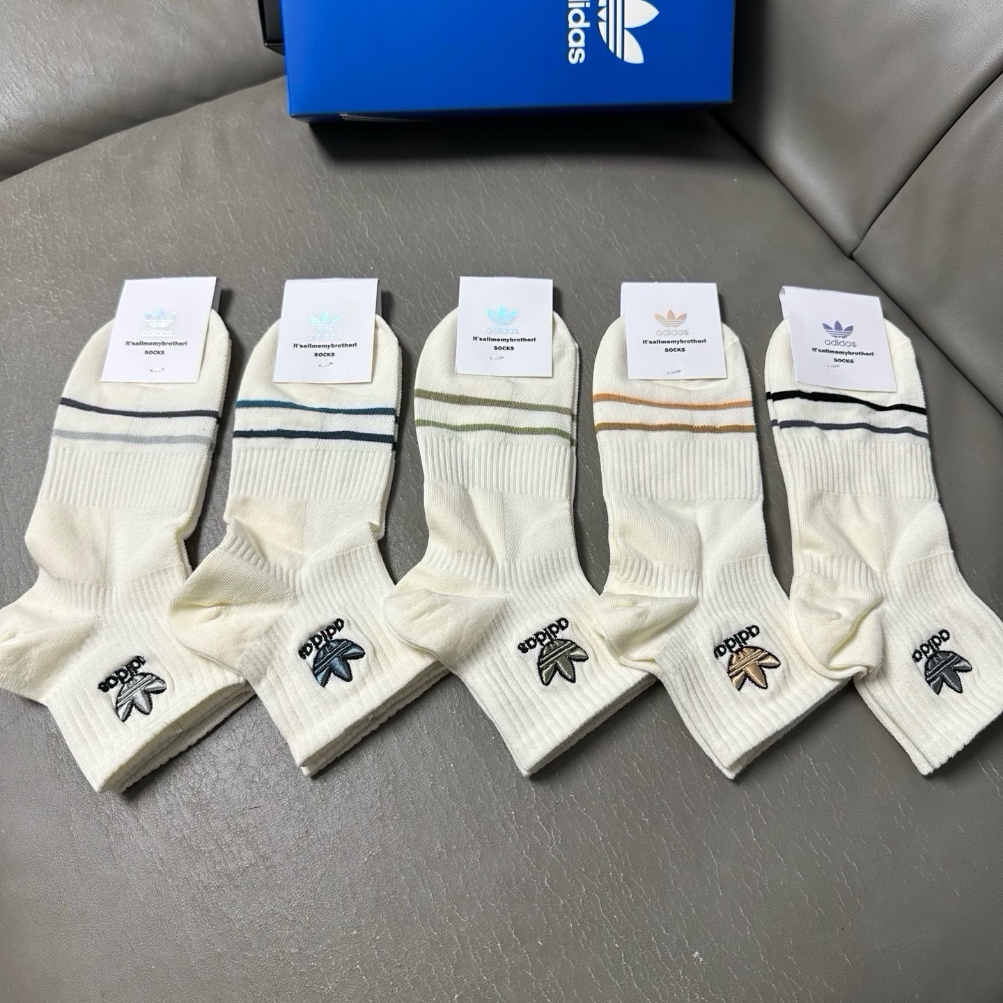 NO:940782,Adidas · Adidas clover new mid-calf socks with colorful embroidered classic logo ins this year's super hot element item combed cotton material, very soft and comfortable, suitable for sports and leisure [five pairs in a box] socks, stockings, socks, adidas, socks19860909 Adidas · 阿迪达斯三叶草新品中筒袜子彩绣经典标志ins今年超火爆元素单品精梳棉材质,非常柔软舒适运动休闲两不误【一盒五双】袜子,丝袜,袜子,adidas,socks,accessory