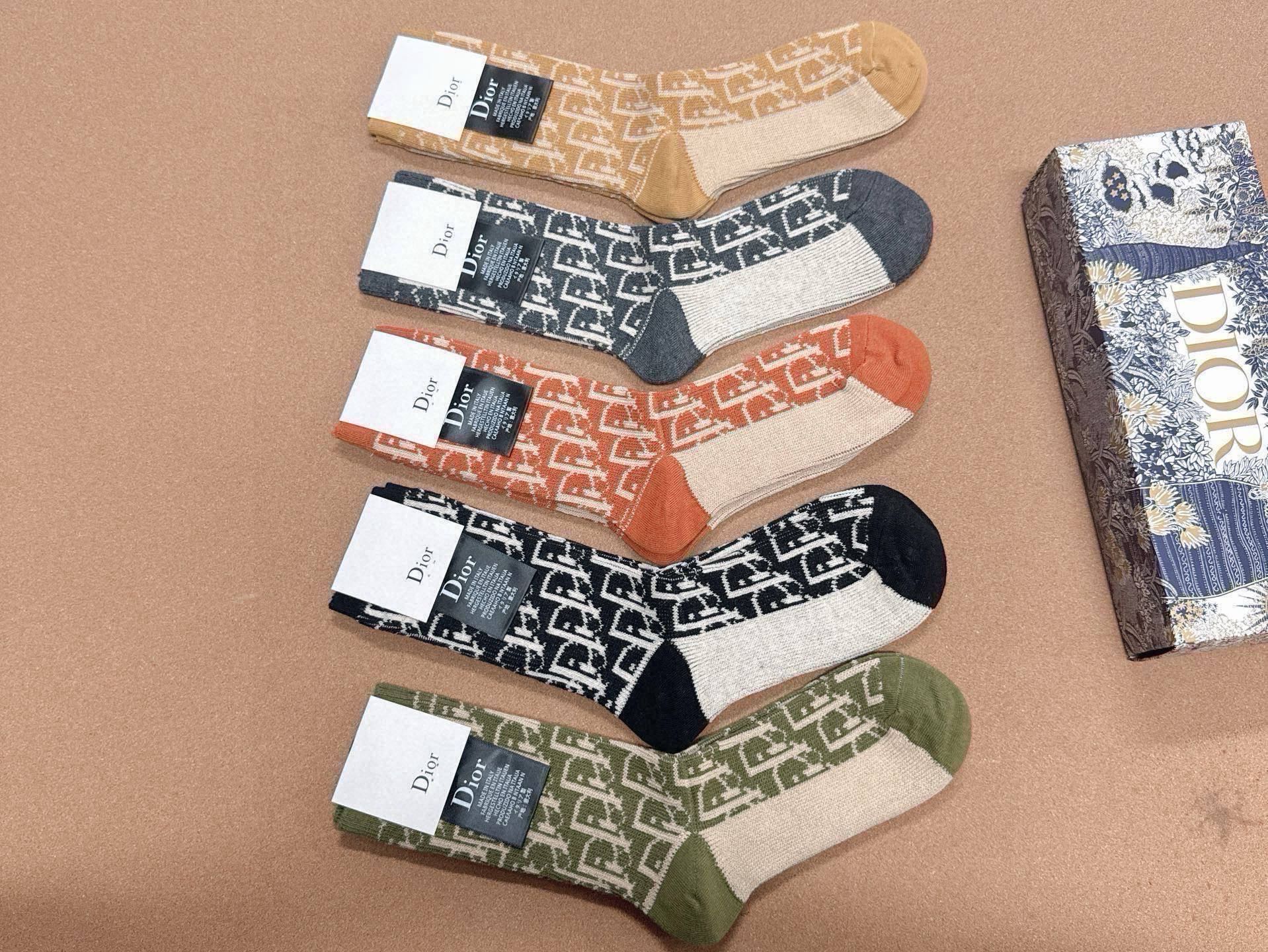 🆕Dior · 迪奥❗️D家长筒女款袜子❗️【一盒五双】超级经典的D家字母标志百看不厌❗️纯棉材质，双针双路织造，上脚透