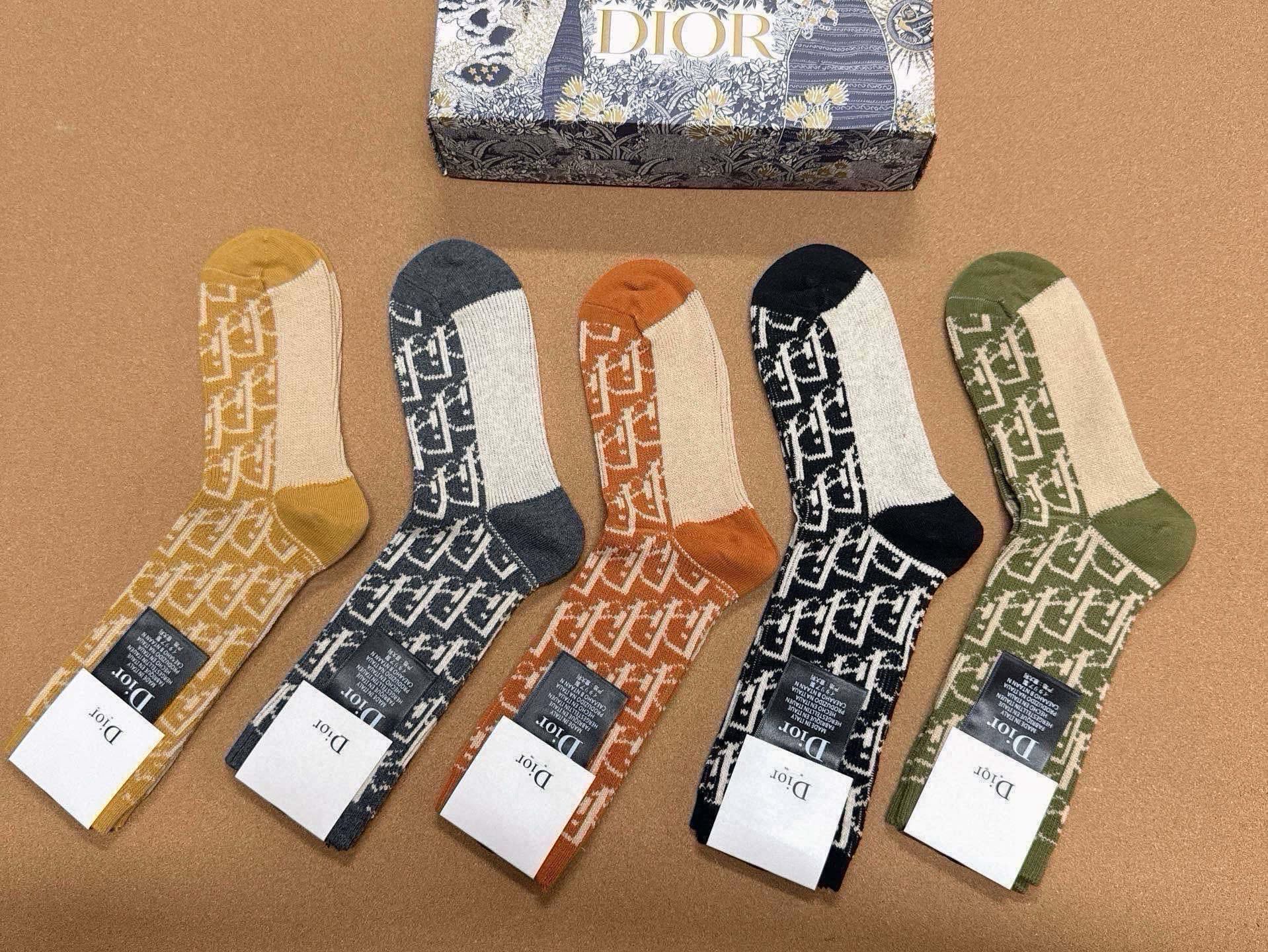 🆕Dior · 迪奥❗️D家长筒女款袜子❗️【一盒五双】超级经典的D家字母标志百看不厌❗️纯棉材质，双针双路织造，上脚透
