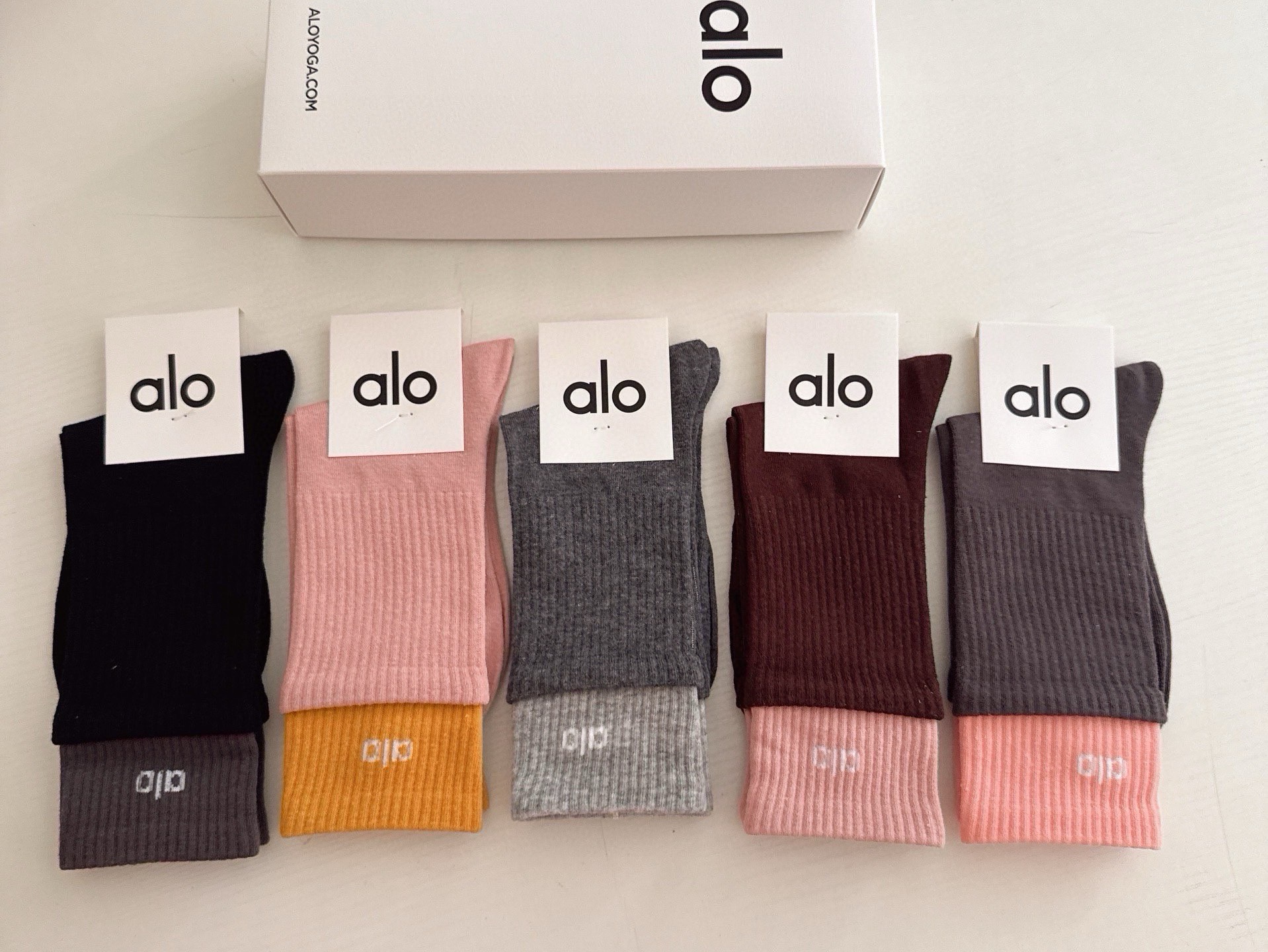 🆕 · alo ·❗️alo新品女款长筒袜子❗️【一盒五双】提花经典字母标志，纯棉材质制造，透气舒适，超级nice❗️超