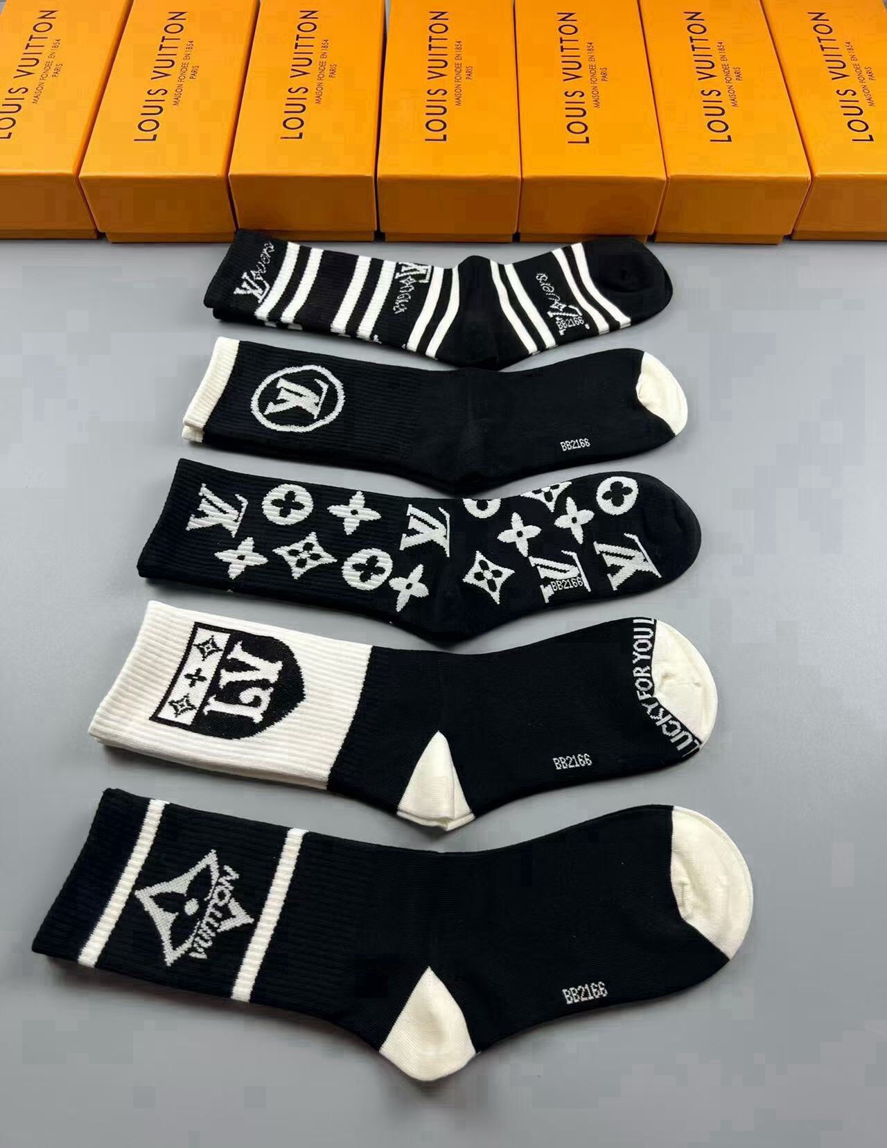🆕Louis Vuitton · 路易威登❗️驴家新品高筒袜子❗️【一盒五双】纯棉材质，提花经典标志，柔软舒适透气，提花