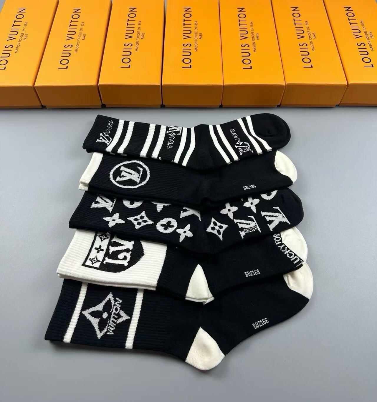 🆕Louis Vuitton · 路易威登❗️驴家新品高筒袜子❗️【一盒五双】纯棉材质，提花经典标志，柔软舒适透气，提花
