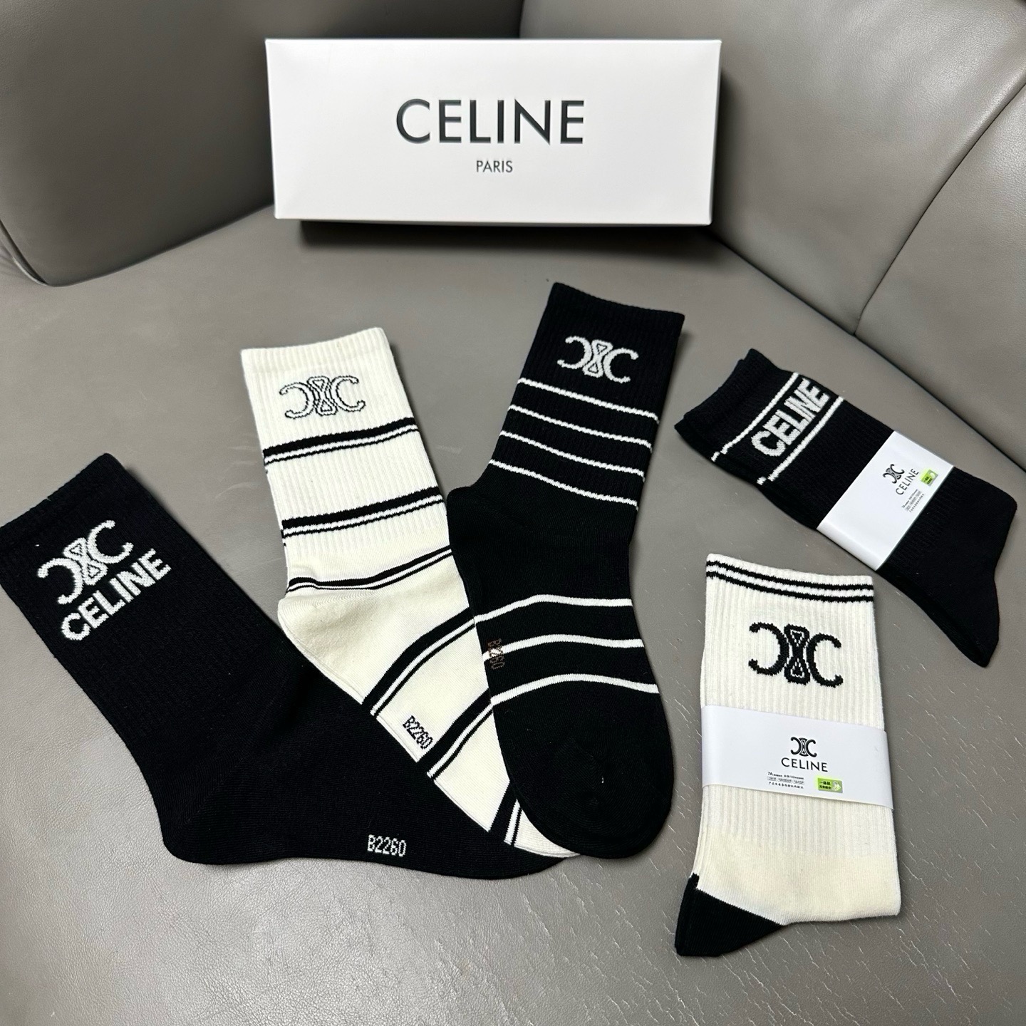 🆕Celine · 赛琳❗️CE家新品女款长筒袜子❗️【一盒五双】纯棉材质，柔软舒适透气，提花经典CE标志，大牌出街，潮