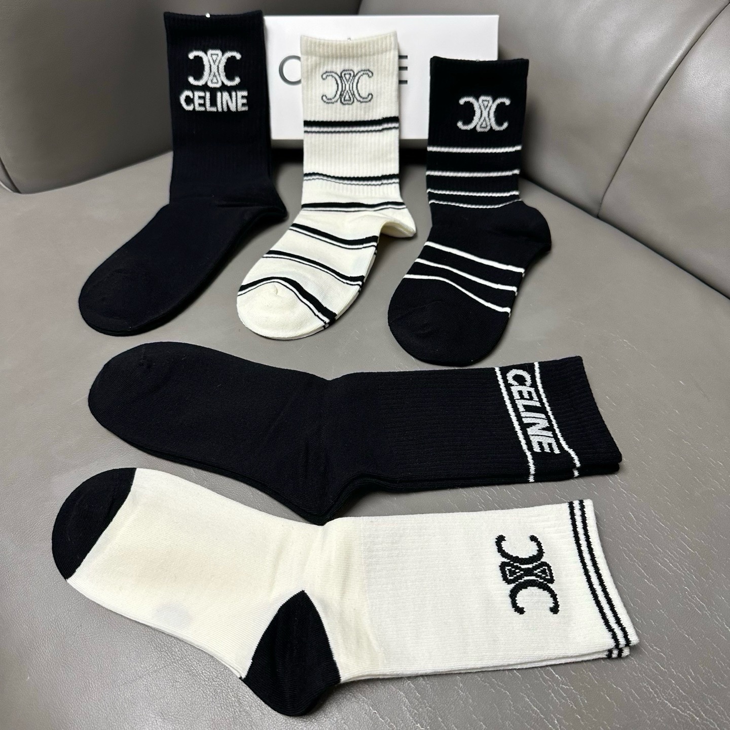 🆕Celine · 赛琳❗️CE家新品女款长筒袜子❗️【一盒五双】纯棉材质，柔软舒适透气，提花经典CE标志，大牌出街，潮