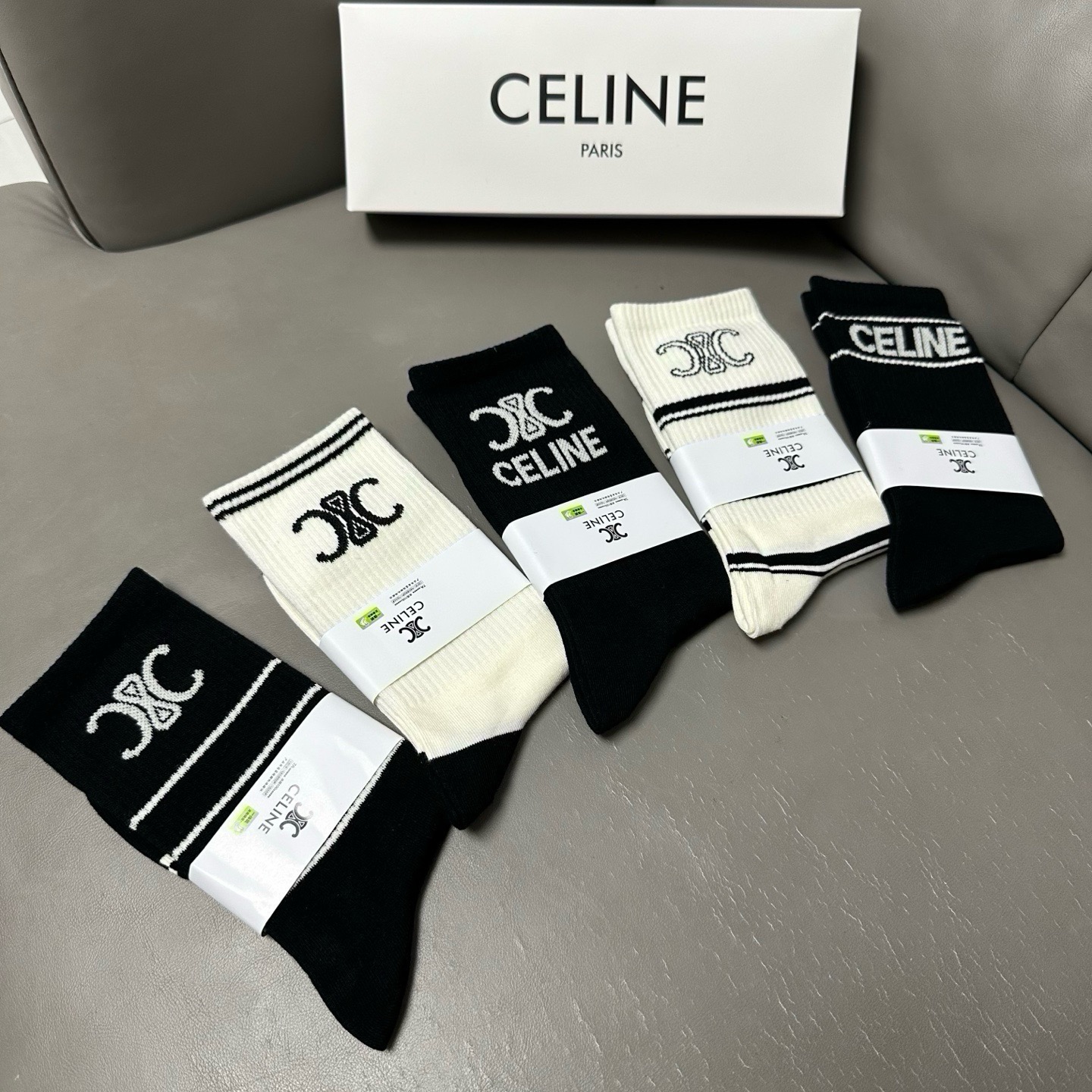 🆕Celine · 赛琳❗️CE家新品女款长筒袜子❗️【一盒五双】纯棉材质，柔软舒适透气，提花经典CE标志，大牌出街，潮