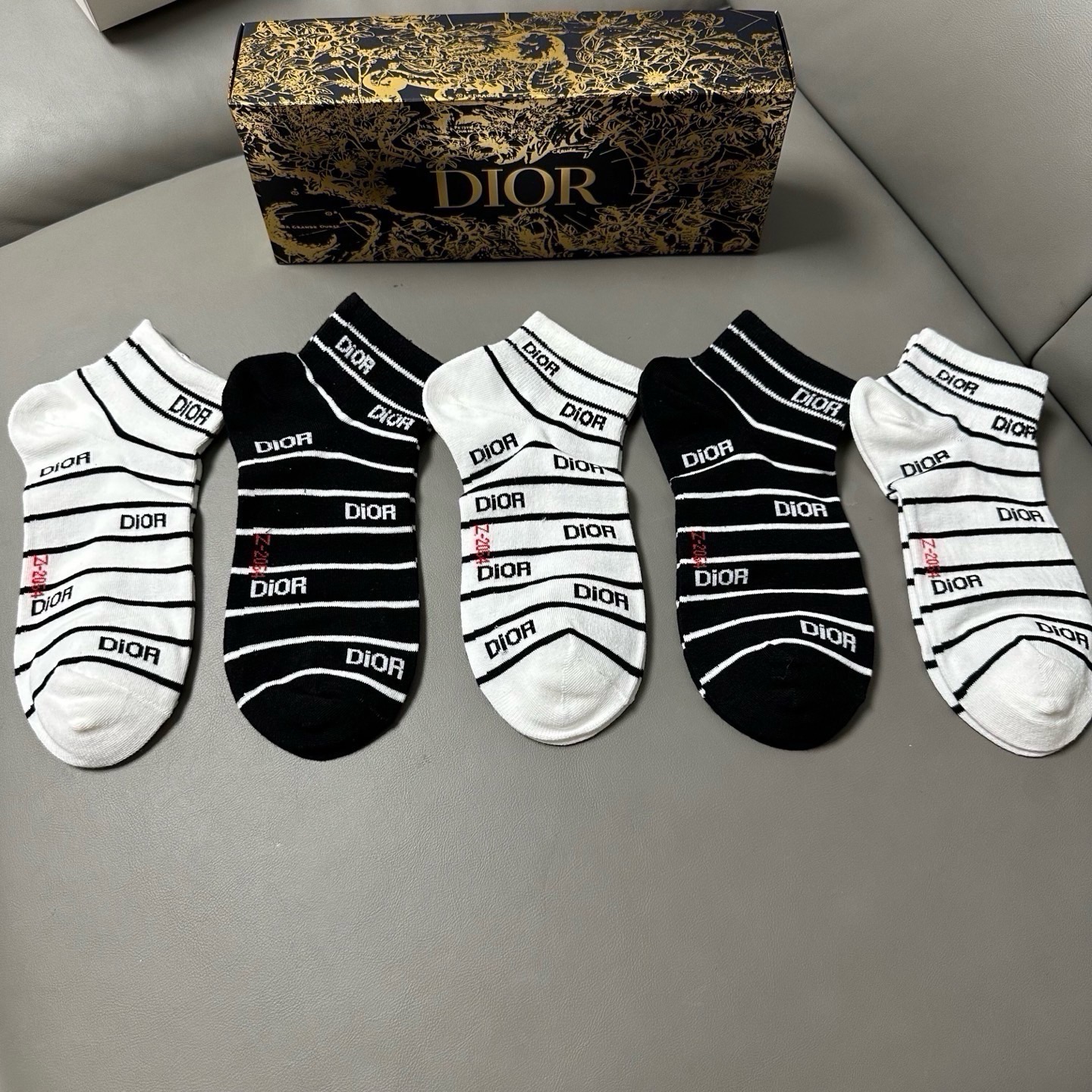 🆕Dior · 迪奥❗️D家新品女款船袜，【一盒五双】纯棉材质，上脚柔软舒适，经典的D家字母logo，炒鸡nice❗️大