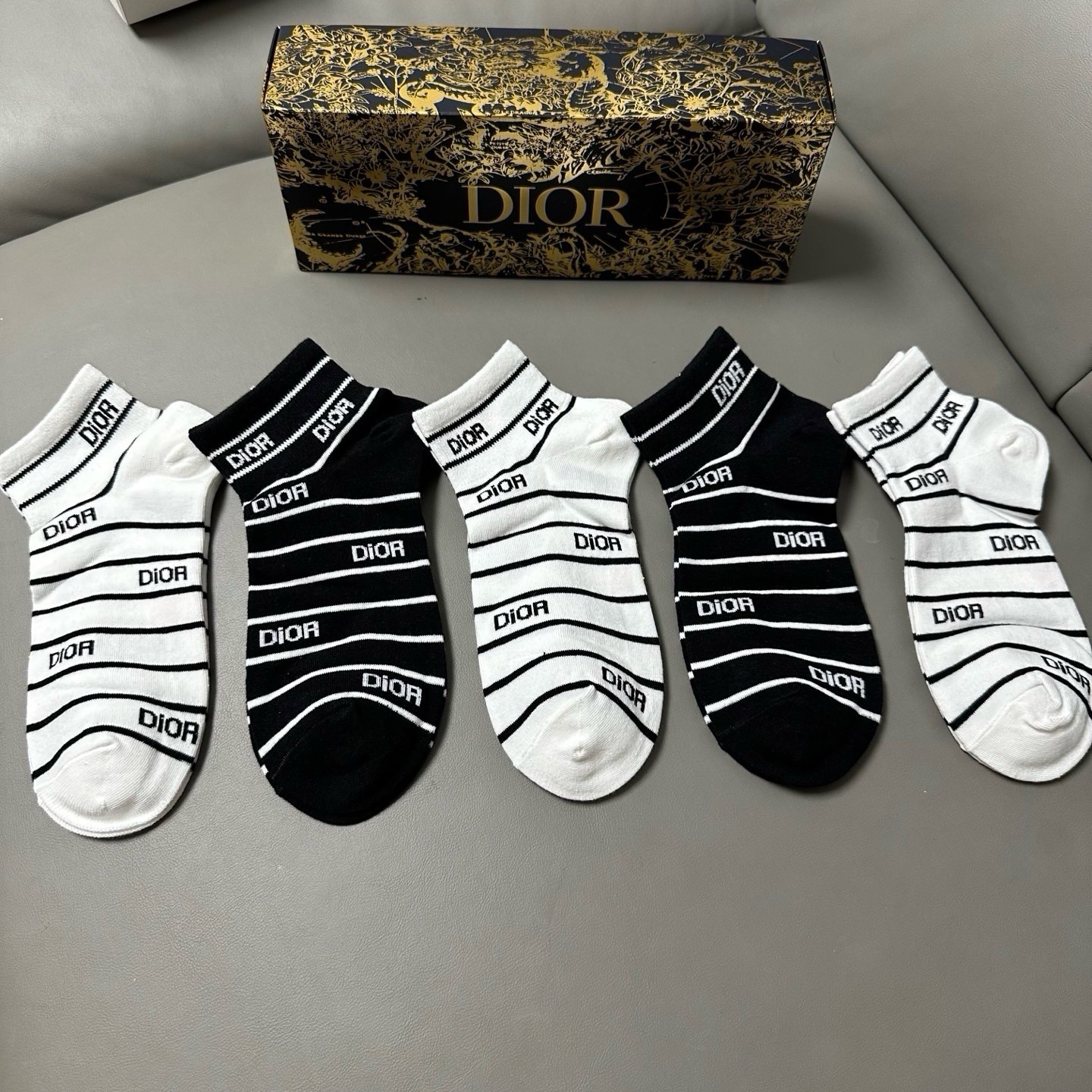 🆕Dior · 迪奥❗️D家新品女款船袜，【一盒五双】纯棉材质，上脚柔软舒适，经典的D家字母logo，炒鸡nice❗️大