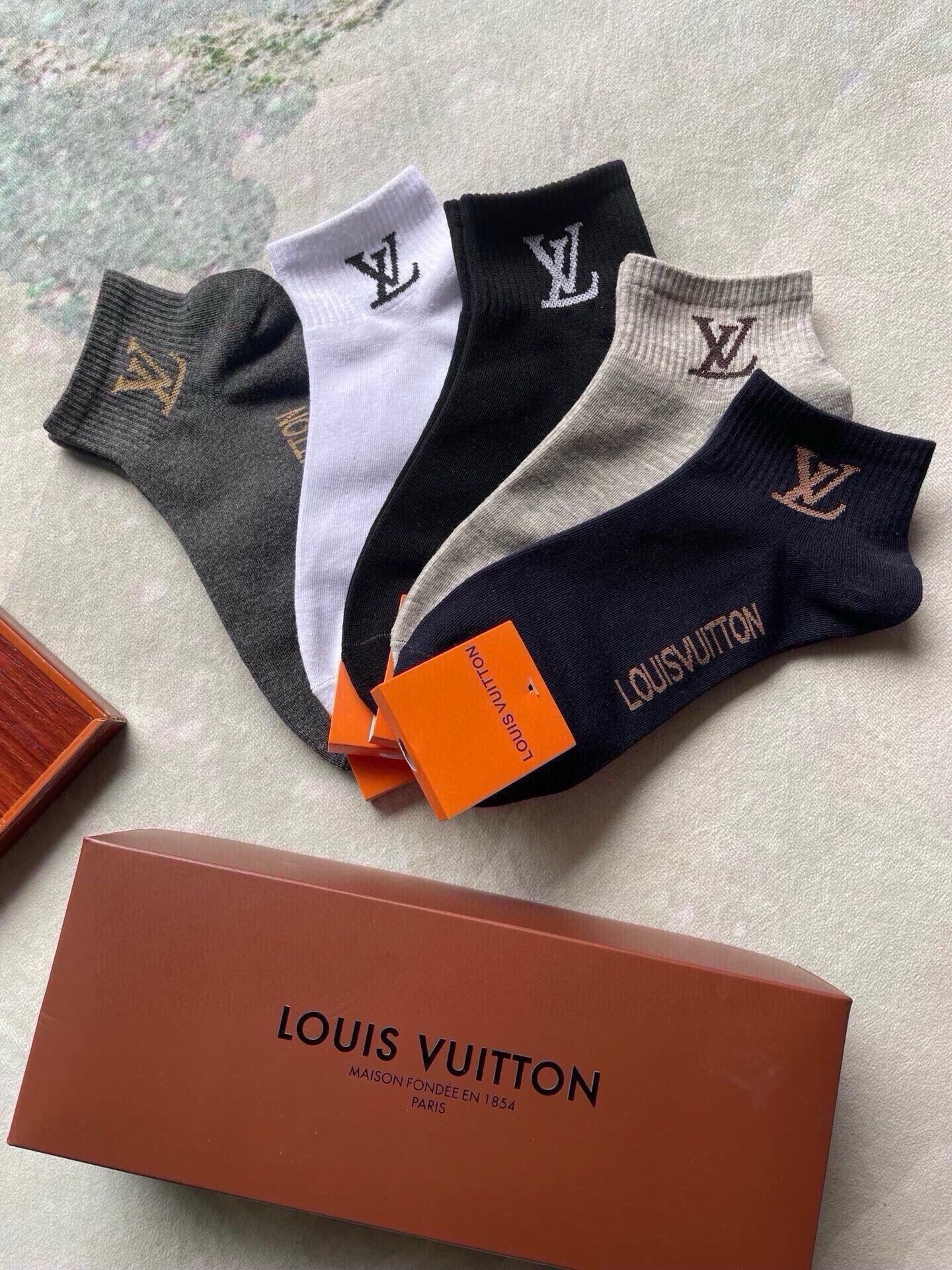 🆕LOUIS VUITTON · 路易威登❗️大驴家新品男款袜子❗️【一盒五双】纯棉材质，柔软舒适，提花经典图案标志，炒