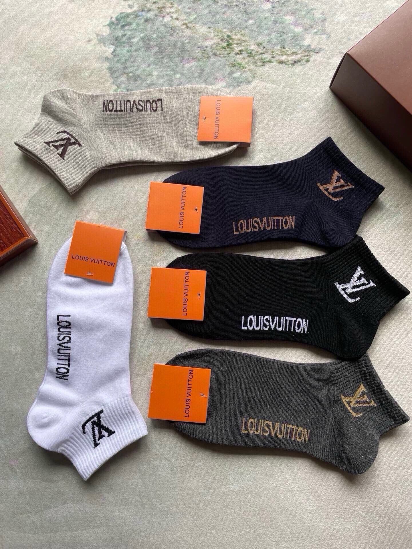 🆕LOUIS VUITTON · 路易威登❗️大驴家新品男款袜子❗️【一盒五双】纯棉材质，柔软舒适，提花经典图案标志，炒