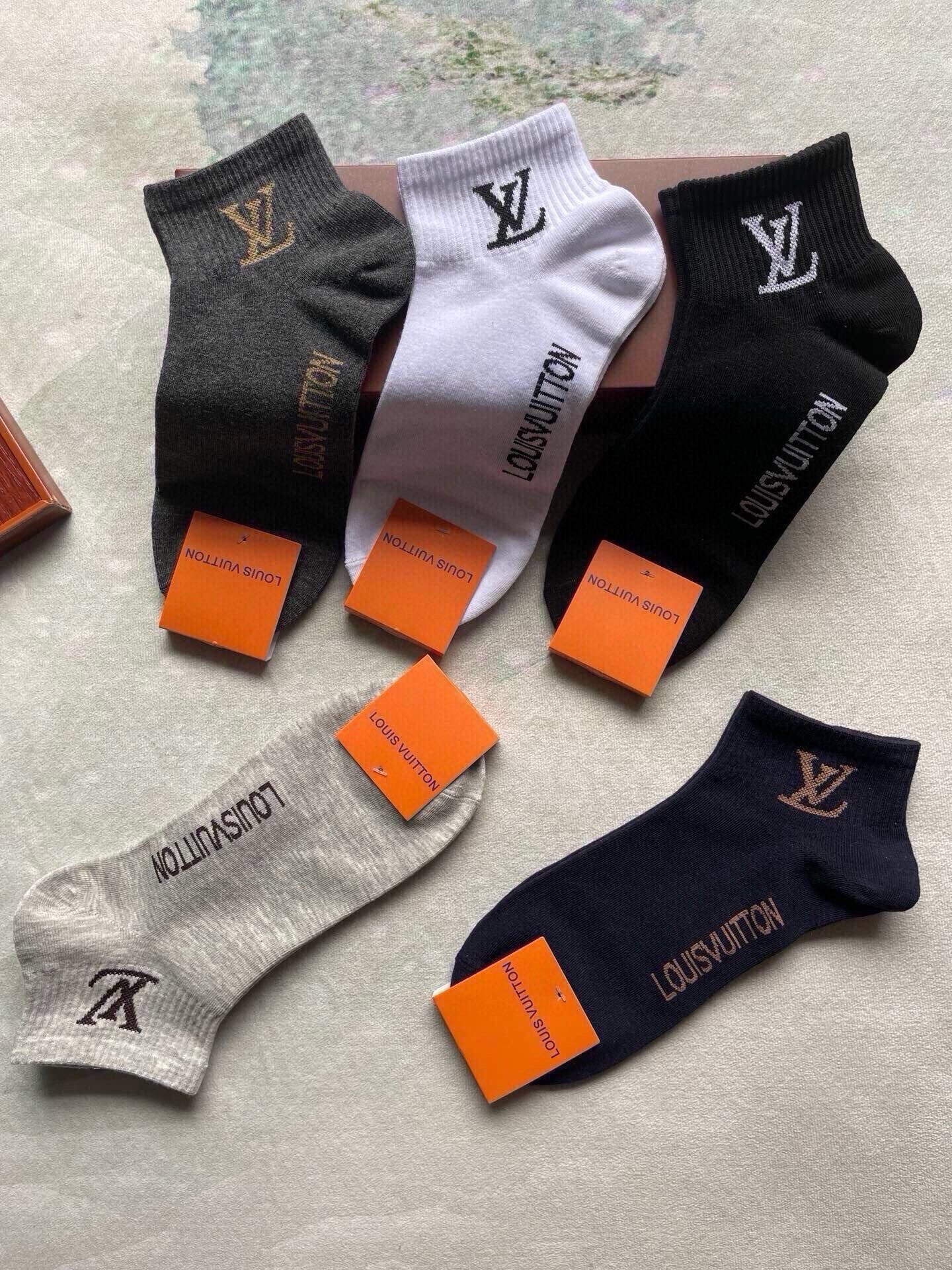 🆕LOUIS VUITTON · 路易威登❗️大驴家新品男款袜子❗️【一盒五双】纯棉材质，柔软舒适，提花经典图案标志，炒