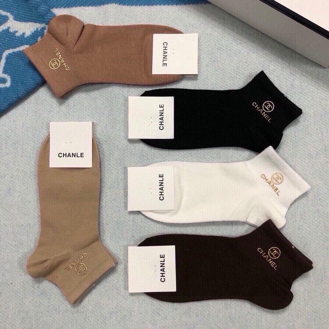 🆕CHANEL · 香奈儿❗️香奶奶家新品女款袜子❗️【一盒五双】纯棉材质，柔软舒适透气，罗口烫金经典品牌全称logo，