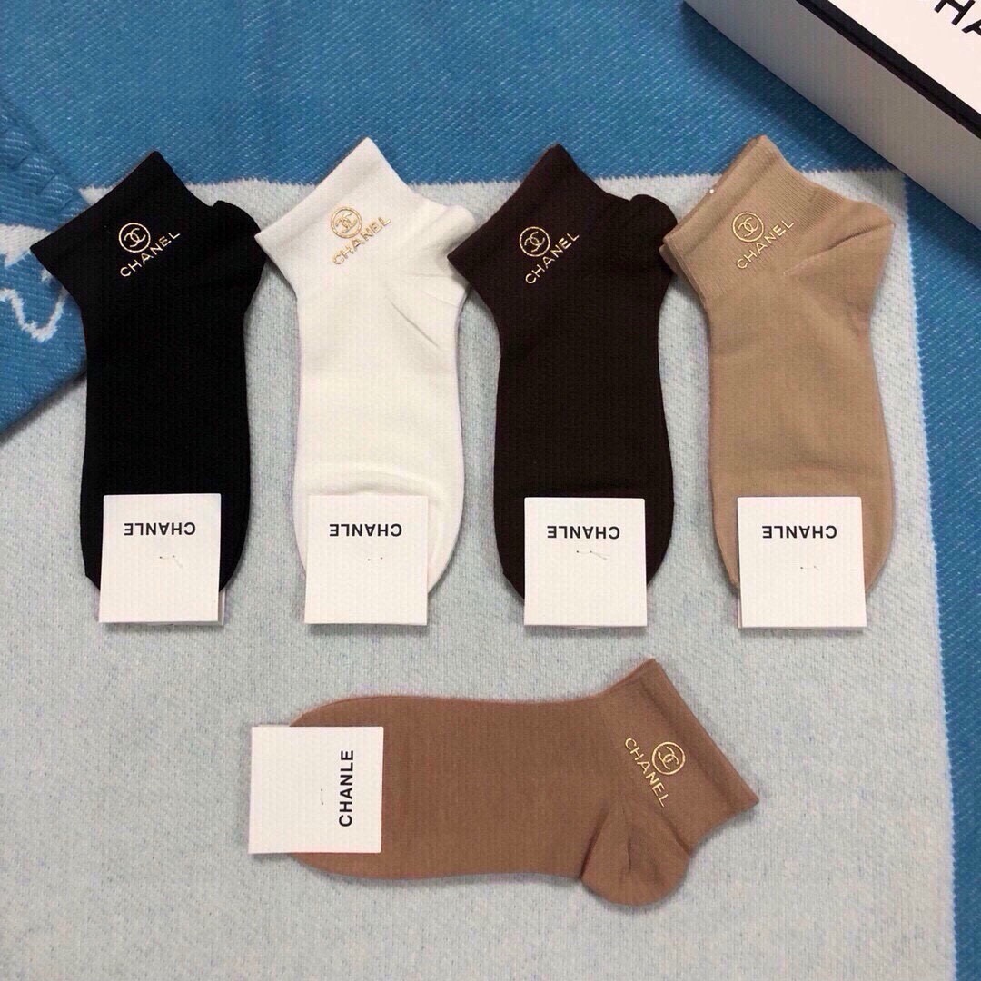 🆕CHANEL · 香奈儿❗️香奶奶家新品女款袜子❗️【一盒五双】纯棉材质，柔软舒适透气，罗口烫金经典品牌全称logo，