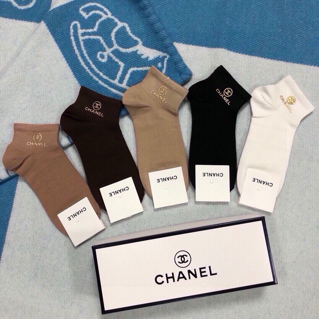 🆕CHANEL · 香奈儿❗️香奶奶家新品女款袜子❗️【一盒五双】纯棉材质，柔软舒适透气，罗口烫金经典品牌全称logo，