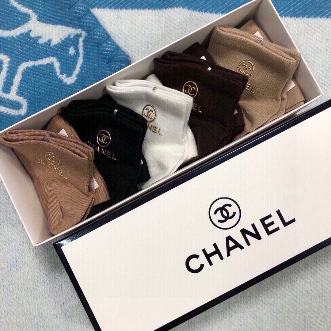 🆕CHANEL · 香奈儿❗️香奶奶家新品女款袜子❗️【一盒五双】纯棉材质，柔软舒适透气，罗口烫金经典品牌全称logo，