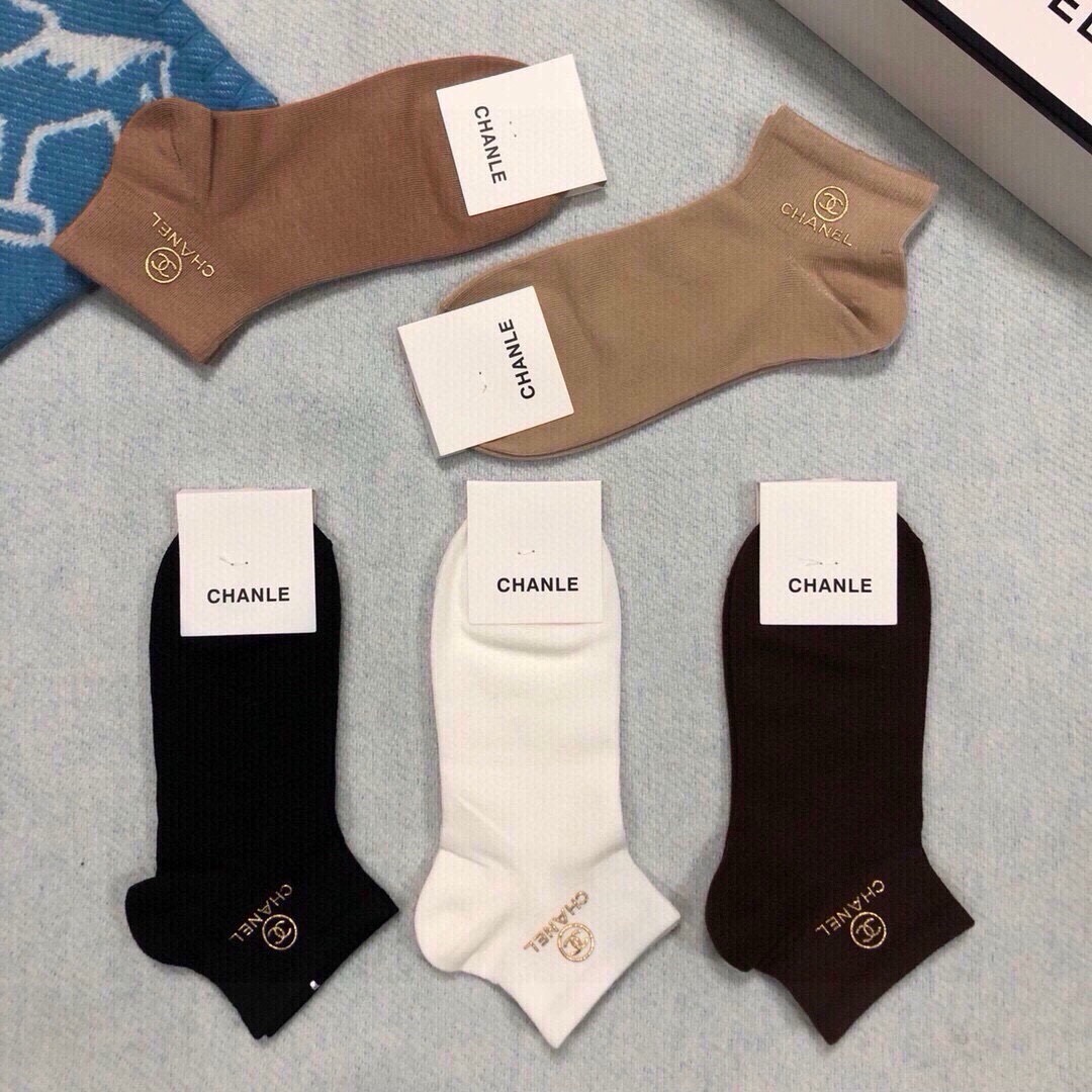 🆕CHANEL · 香奈儿❗️香奶奶家新品女款袜子❗️【一盒五双】纯棉材质，柔软舒适透气，罗口烫金经典品牌全称logo，