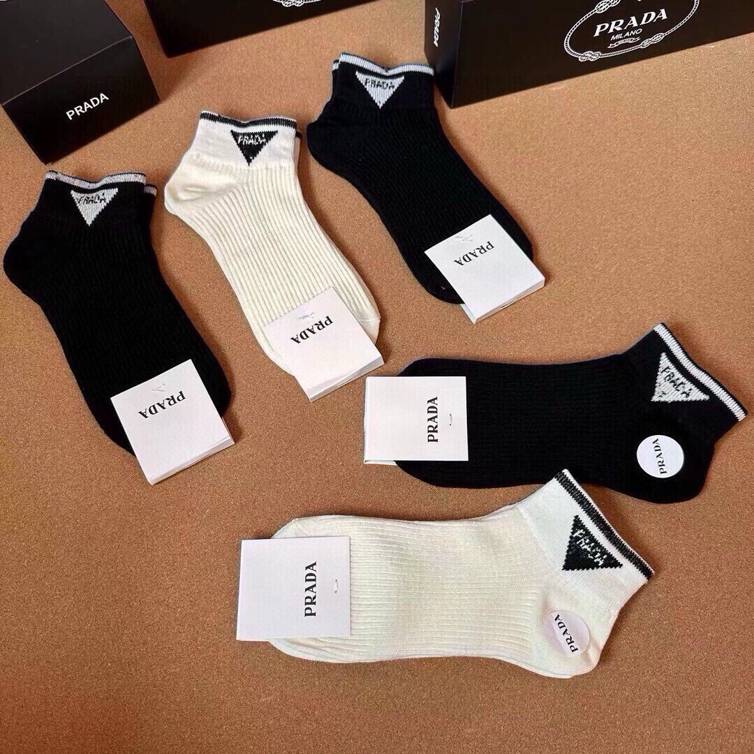 🆕PRADA · 普拉达新品袜子❗️【一盒五双】纯棉材质织造，提花经典标志，柔软舒适，大牌出街，潮人必备🔥超好搭❗️