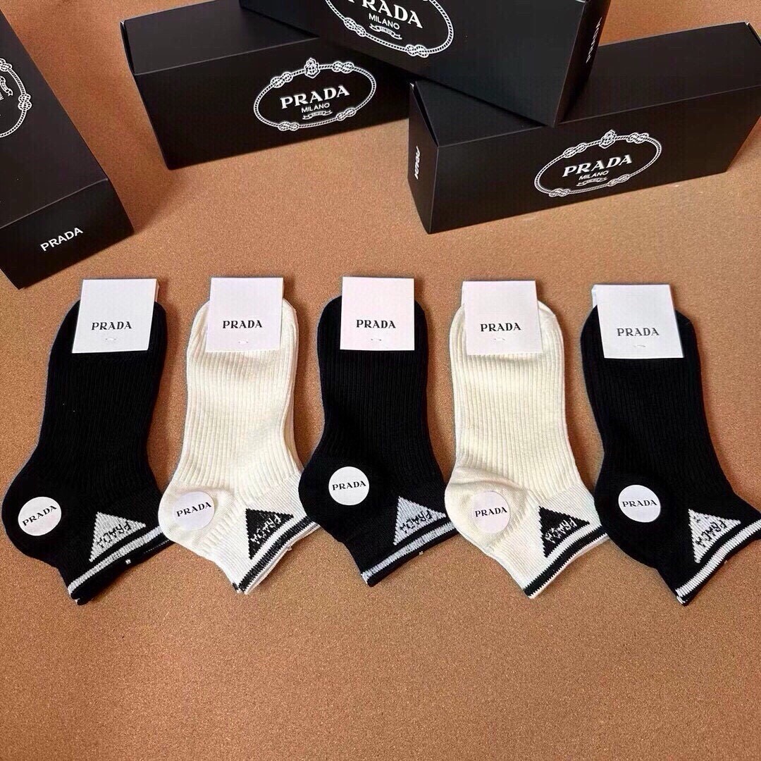 🆕PRADA · 普拉达新品袜子❗️【一盒五双】纯棉材质织造，提花经典标志，柔软舒适，大牌出街，潮人必备🔥超好搭❗️