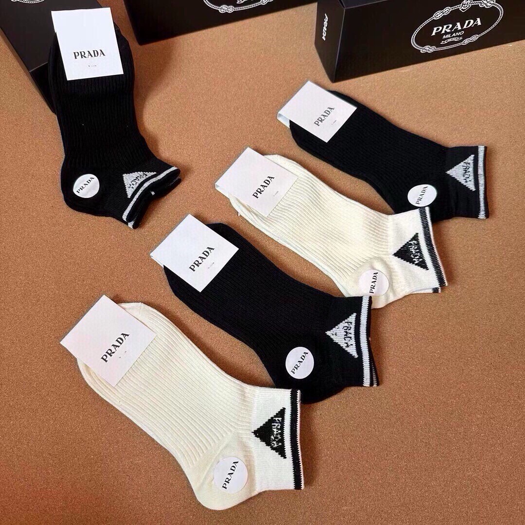 🆕PRADA · 普拉达新品袜子❗️【一盒五双】纯棉材质织造，提花经典标志，柔软舒适，大牌出街，潮人必备🔥超好搭❗️