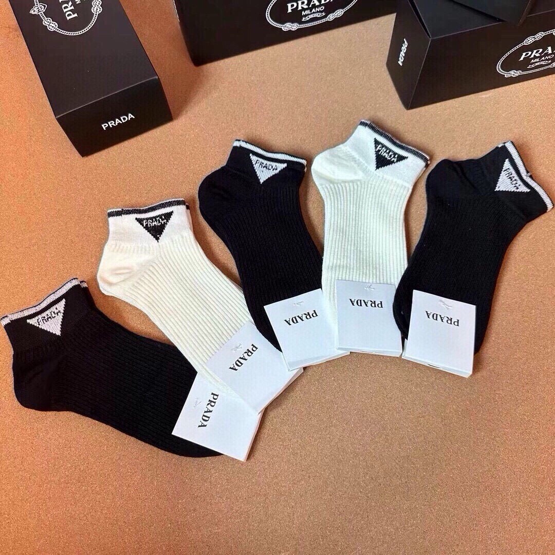 🆕PRADA · 普拉达新品袜子❗️【一盒五双】纯棉材质织造，提花经典标志，柔软舒适，大牌出街，潮人必备🔥超好搭❗️