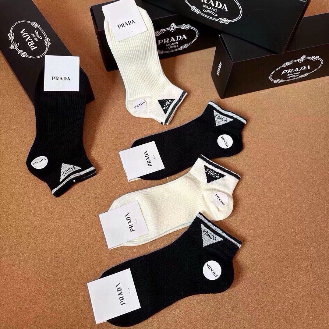 🆕PRADA · 普拉达新品袜子❗️【一盒五双】纯棉材质织造，提花经典标志，柔软舒适，大牌出街，潮人必备🔥超好搭❗️