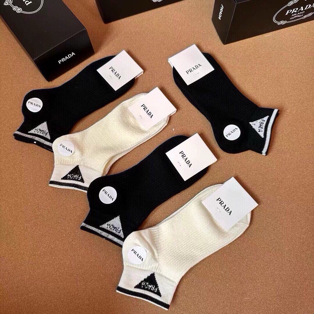 🆕PRADA · 普拉达新品袜子❗️【一盒五双】纯棉材质织造，提花经典标志，柔软舒适，大牌出街，潮人必备🔥超好搭❗️