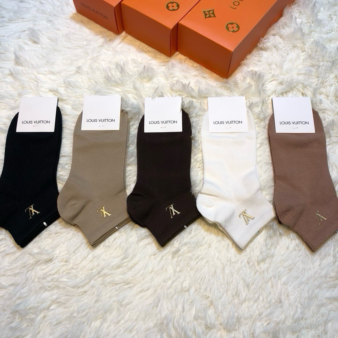 🆕 Louis Vuitton · 路易威登❗️大驴家新品女款袜子❗️【一盒五双】纯棉材质，柔软舒适，烫印经典LV标志，