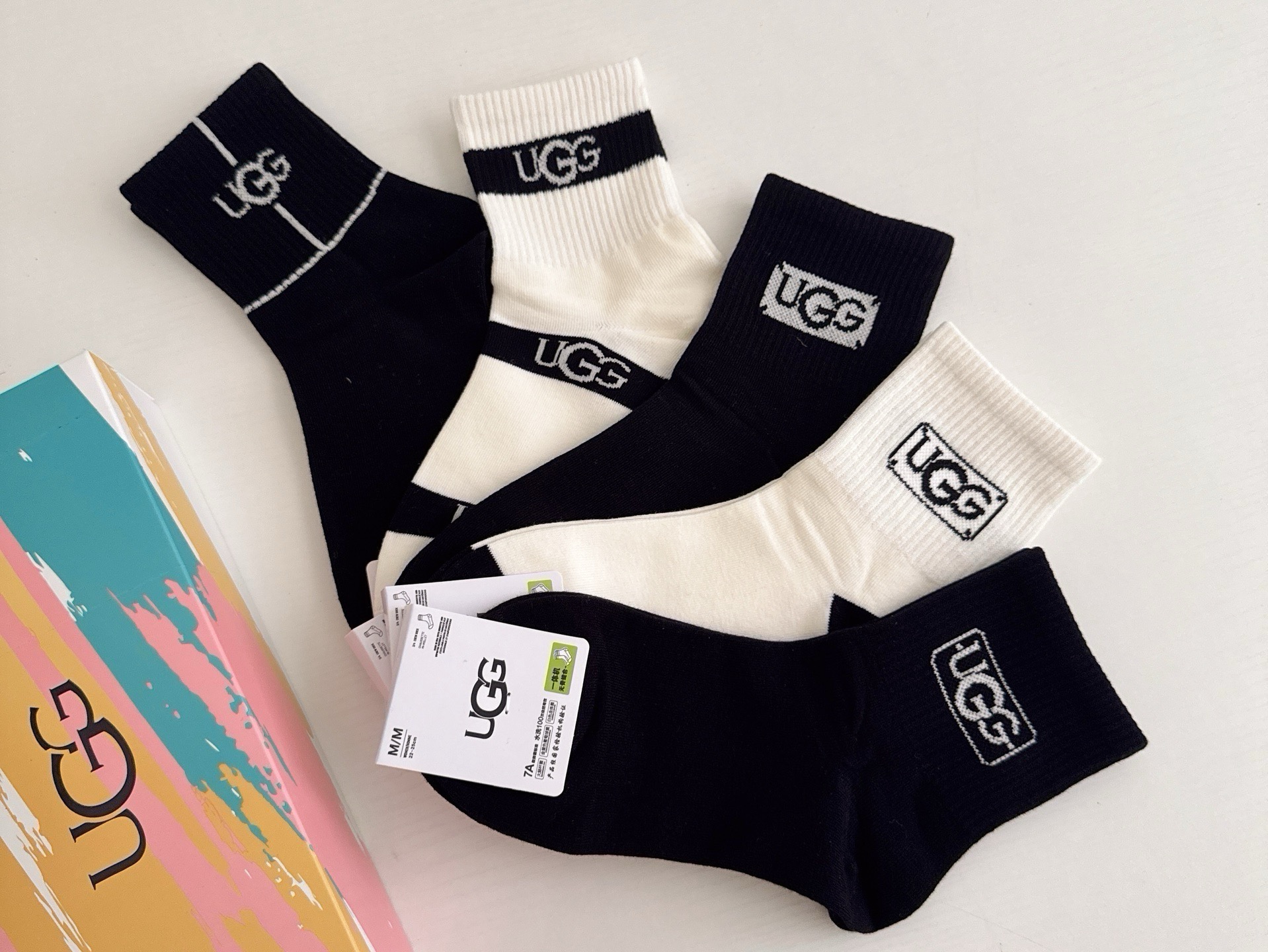 🆕 · UGG · ❗️UGG新品女款中筒袜子❗️【一盒五双】纯棉材质，柔软舒适透气，提花经典标志，炒鸡nice的款式，