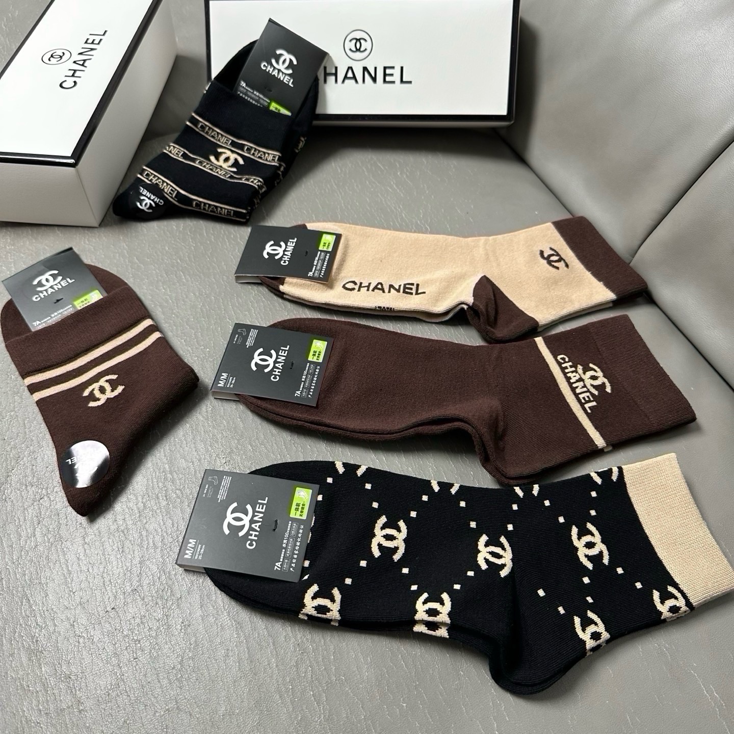 🆕Chanel · 香奈儿❗️CH家新品男款中筒袜子❗️【一盒五双】纯棉材质，柔软舒适透气，提花经典标志，炒鸡nice，