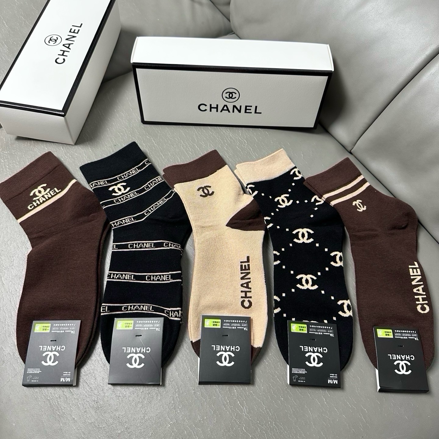 🆕Chanel · 香奈儿❗️CH家新品男款中筒袜子❗️【一盒五双】纯棉材质，柔软舒适透气，提花经典标志，炒鸡nice，