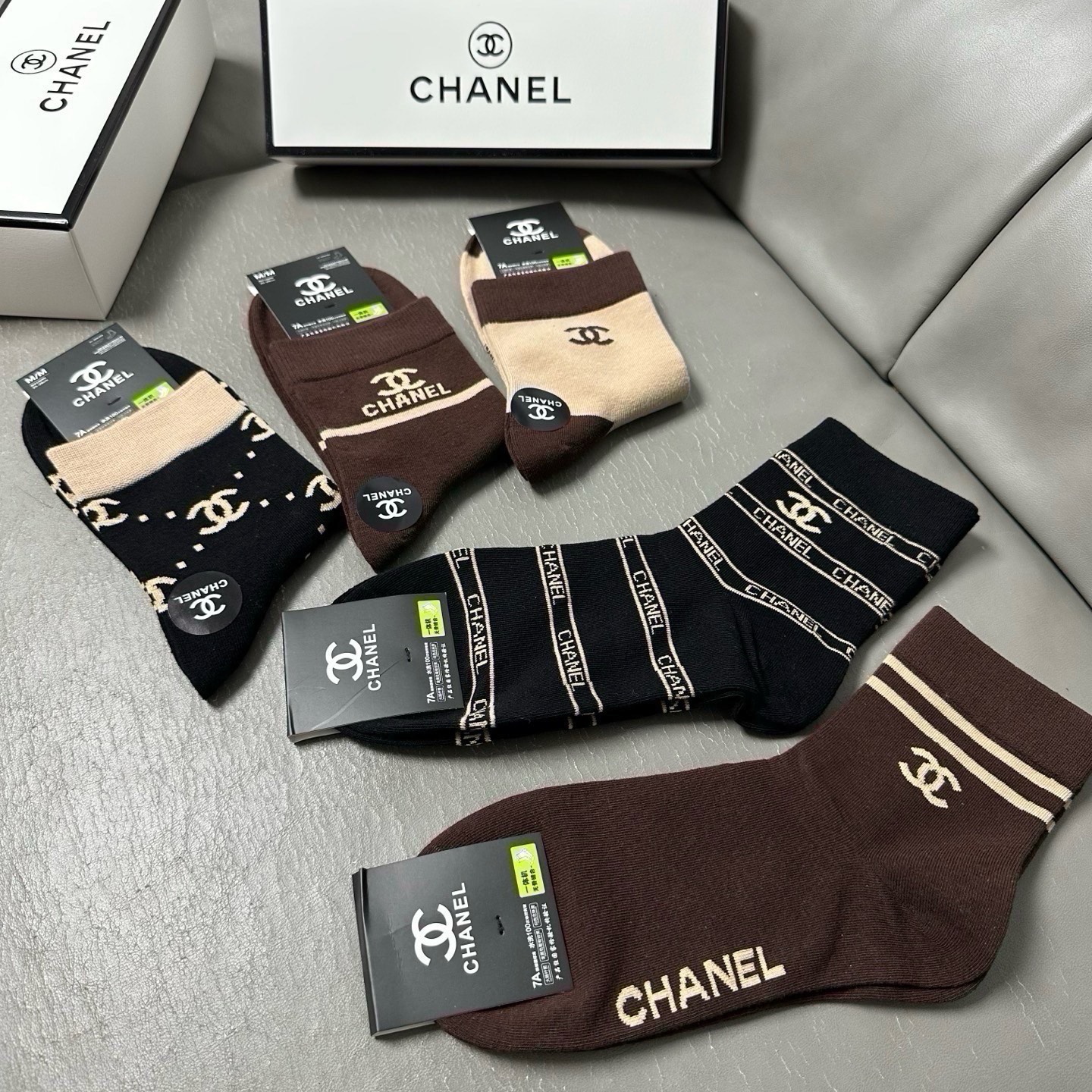 🆕Chanel · 香奈儿❗️CH家新品男款中筒袜子❗️【一盒五双】纯棉材质，柔软舒适透气，提花经典标志，炒鸡nice，