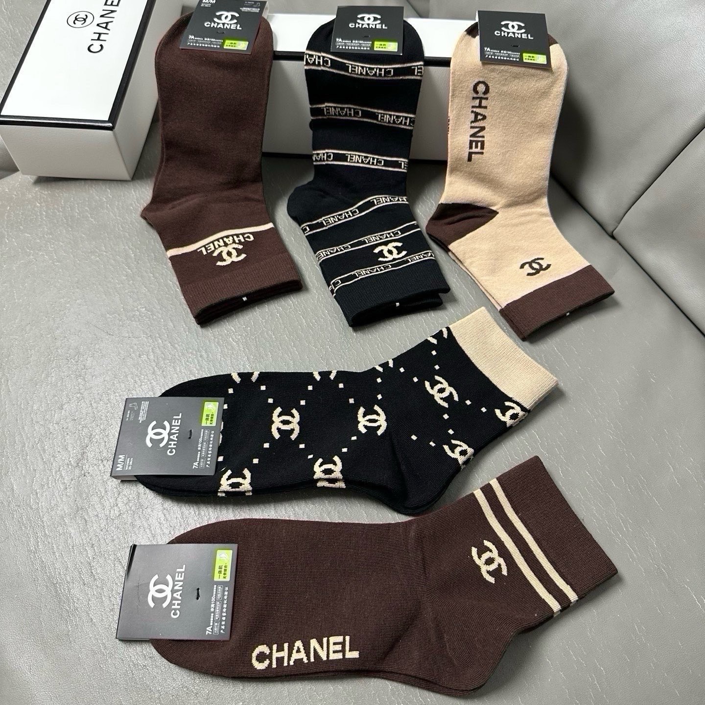 🆕Chanel · 香奈儿❗️CH家新品男款中筒袜子❗️【一盒五双】纯棉材质，柔软舒适透气，提花经典标志，炒鸡nice，